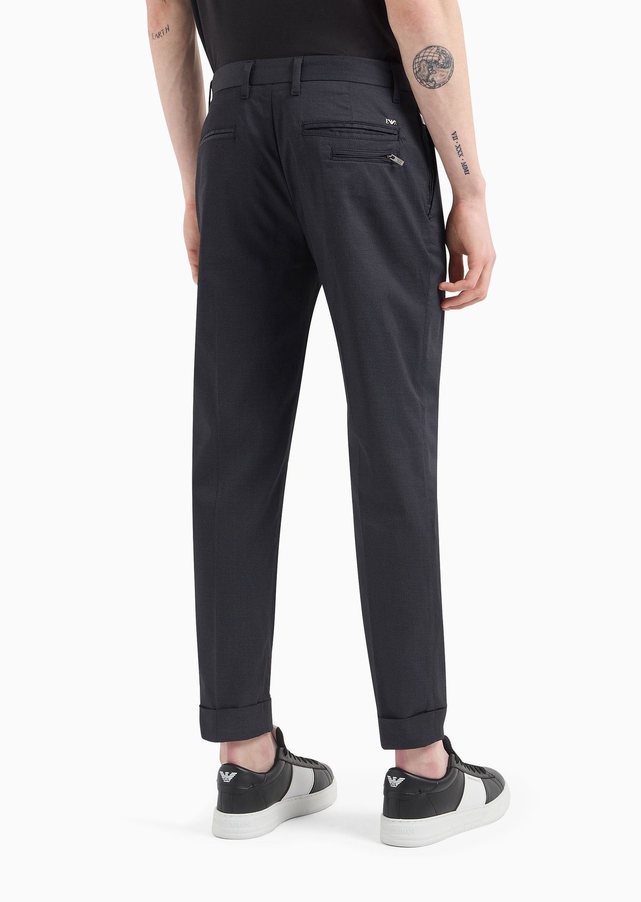 Micro-textured chinos with turn-ups - 3