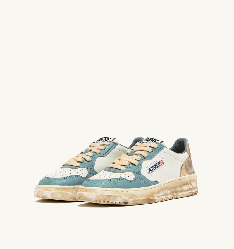 AUTRY MEDALIST LOW SUPER VINTAGE SNEAKERS IN WHITE SILVER-BLUE AND PLATINUM outlook