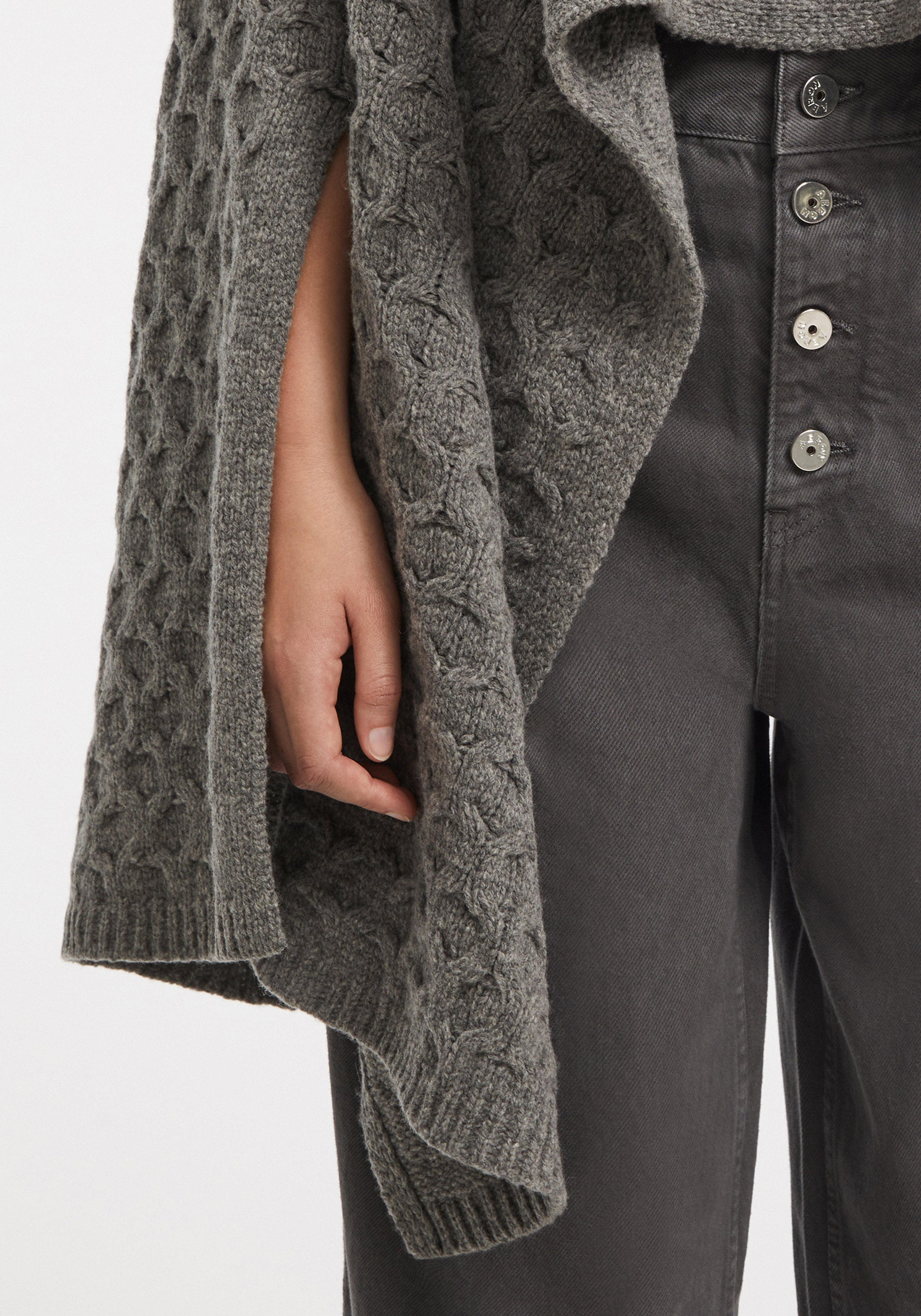 ELLIE
Cable-knit merino cape - 3