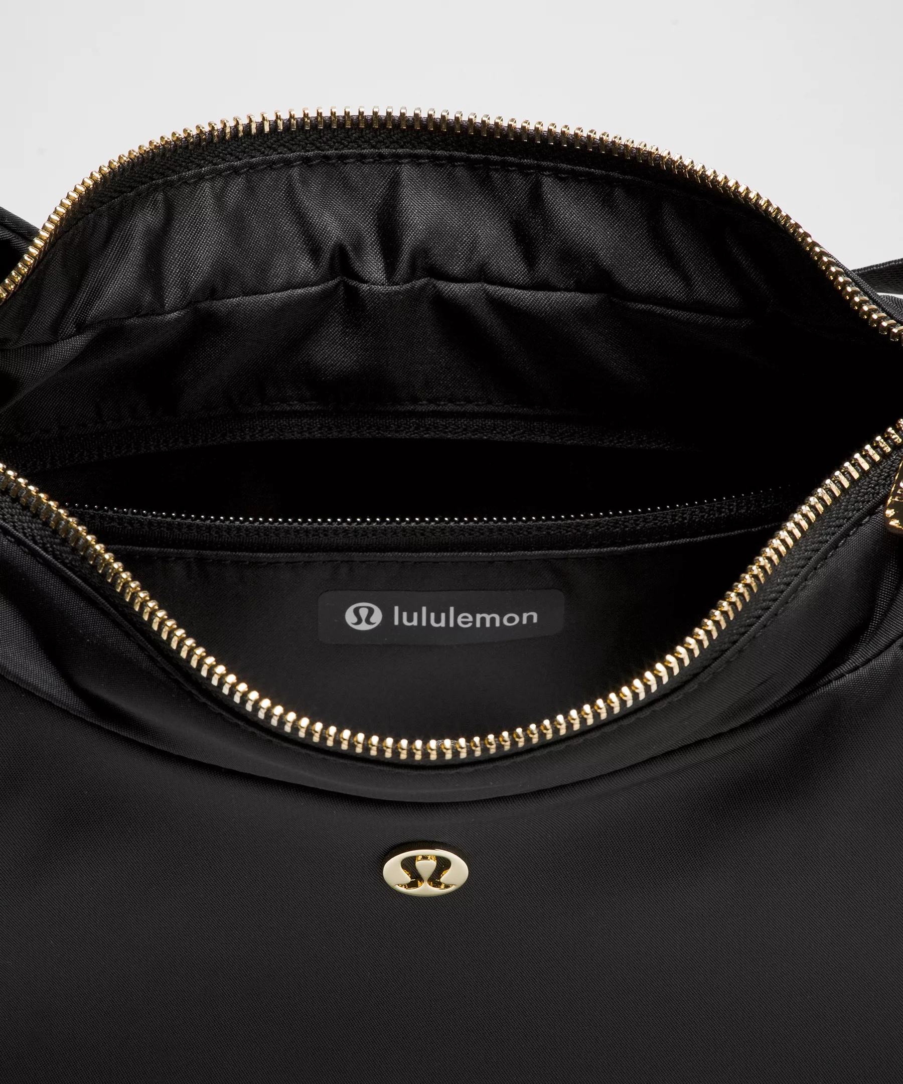 City Essentials Shoulder Bag 4L - 5