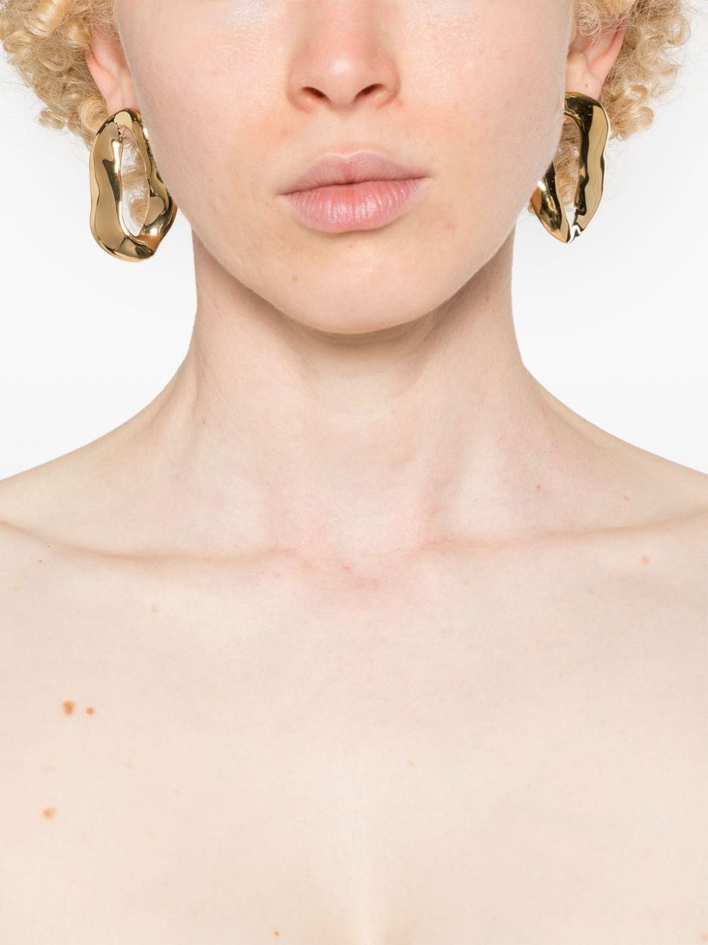 gold-plated sculpted earrings - 2