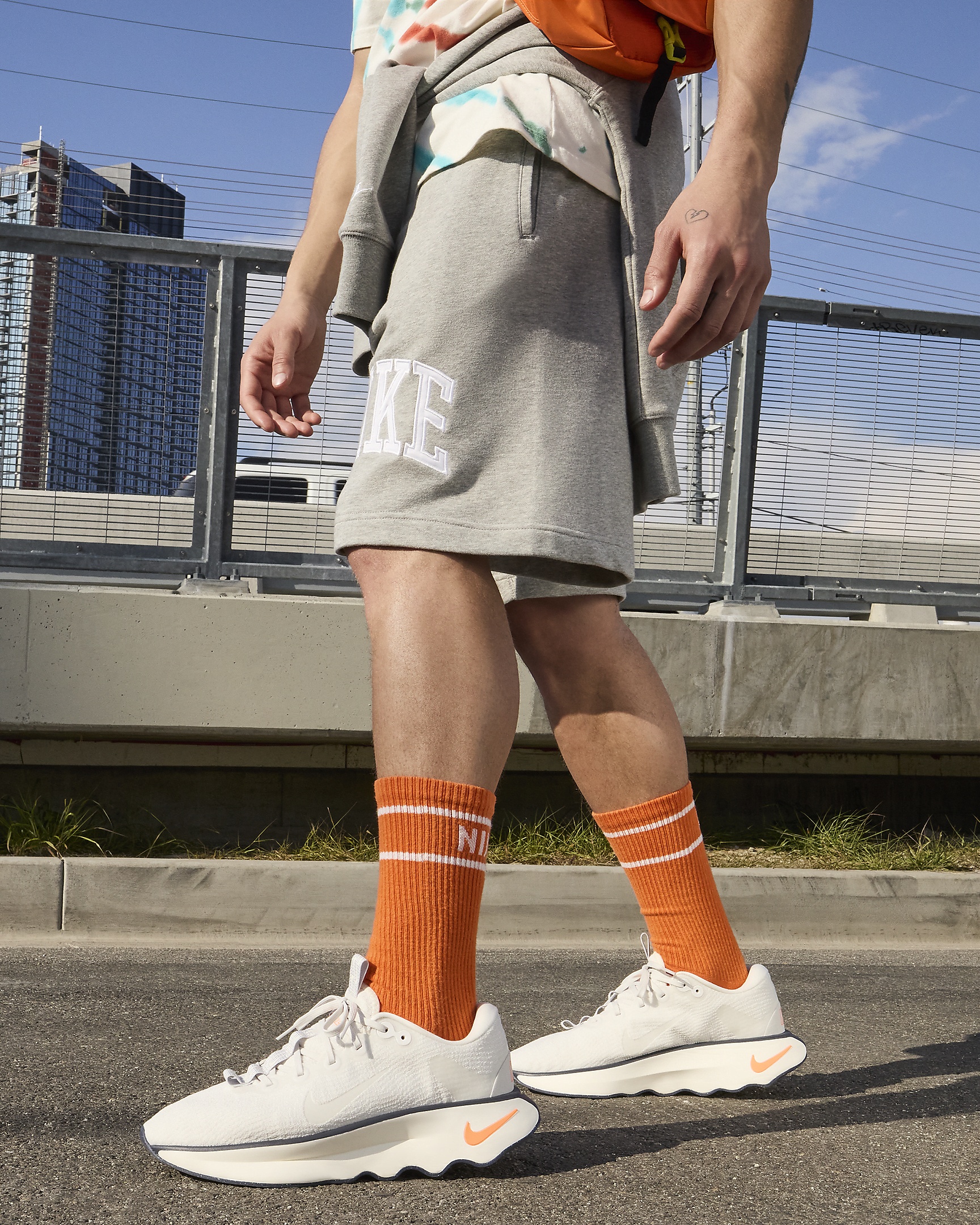 ナイキ　MOTIVA   27.5㎝ Amazon.com | Nike Motiva Men's Walking Shoes (DV1237-700