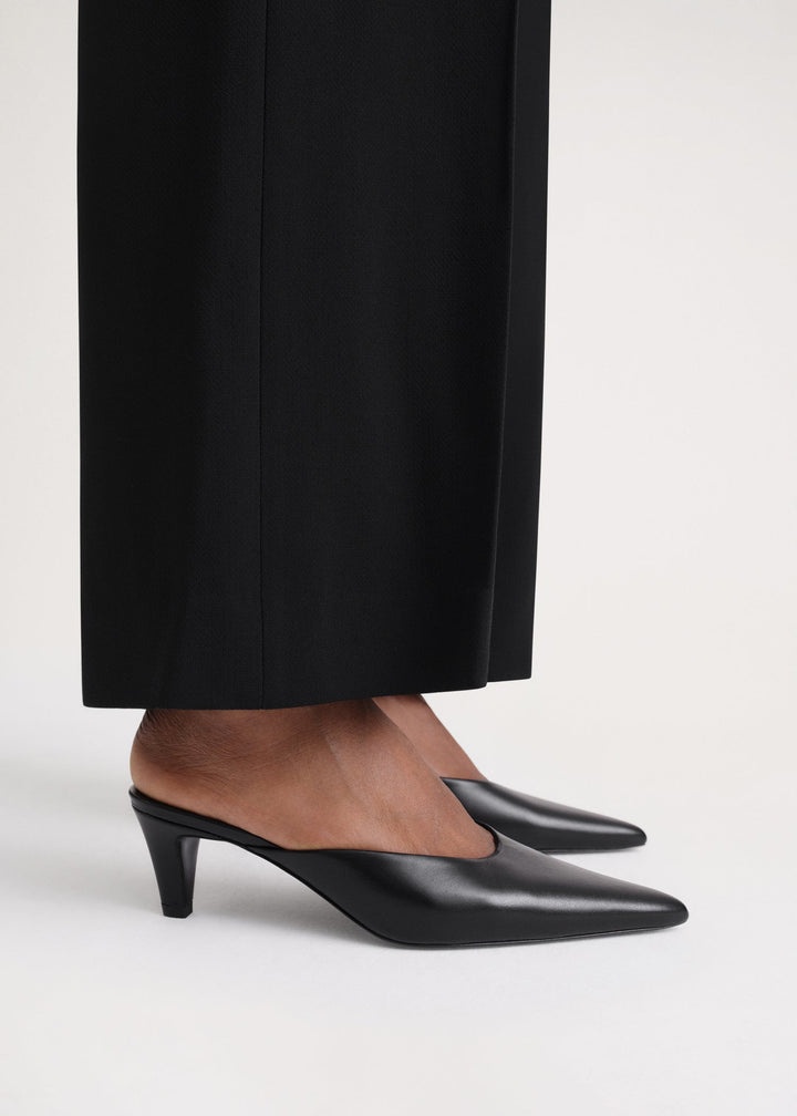 Toteme The Slingback mule 革靴 Sharp crackled-leather slingbacks black – TOTEME