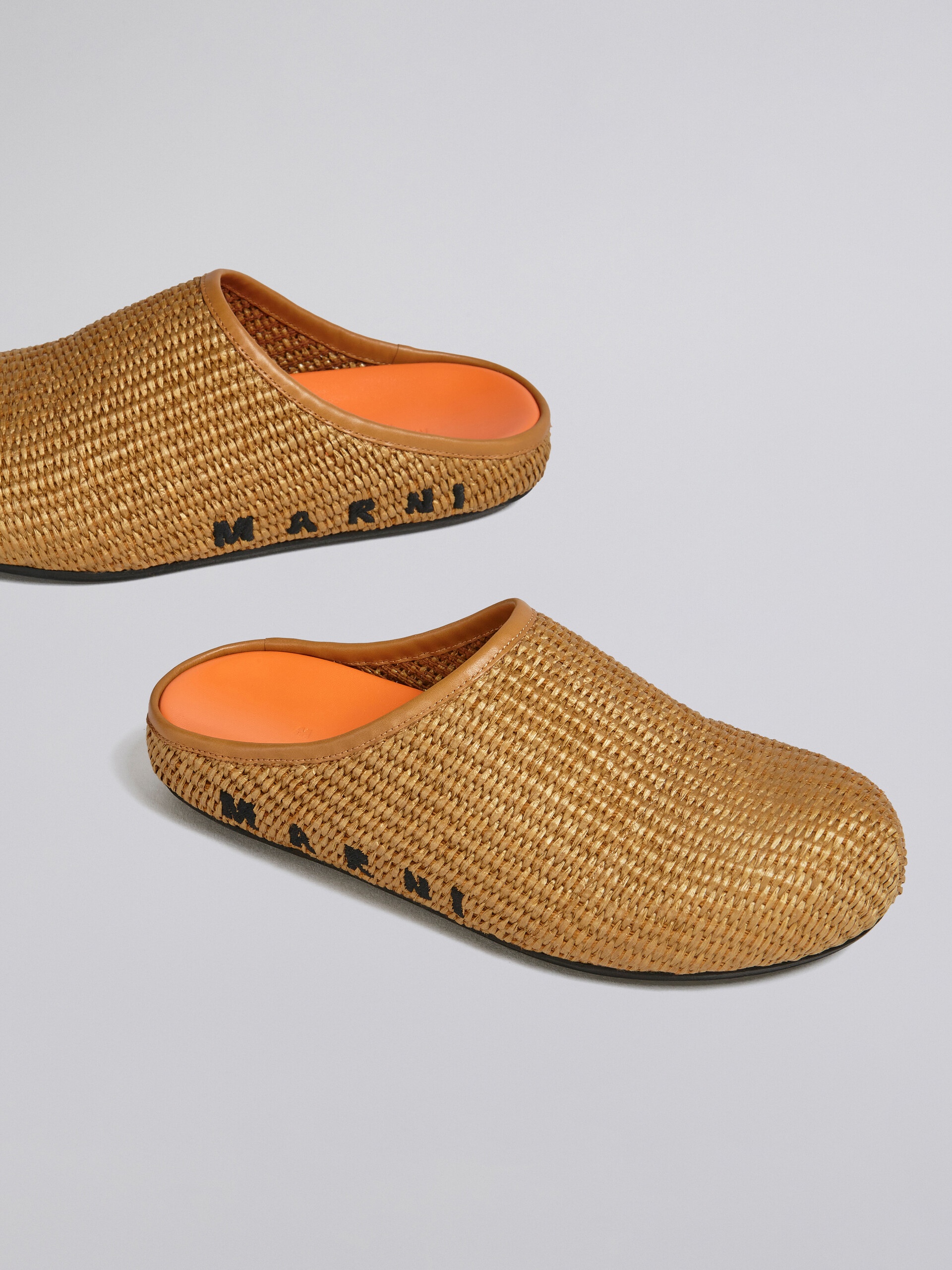 BROWN RAFFIA AND LEATHER FUSSBETT SABOT - 5