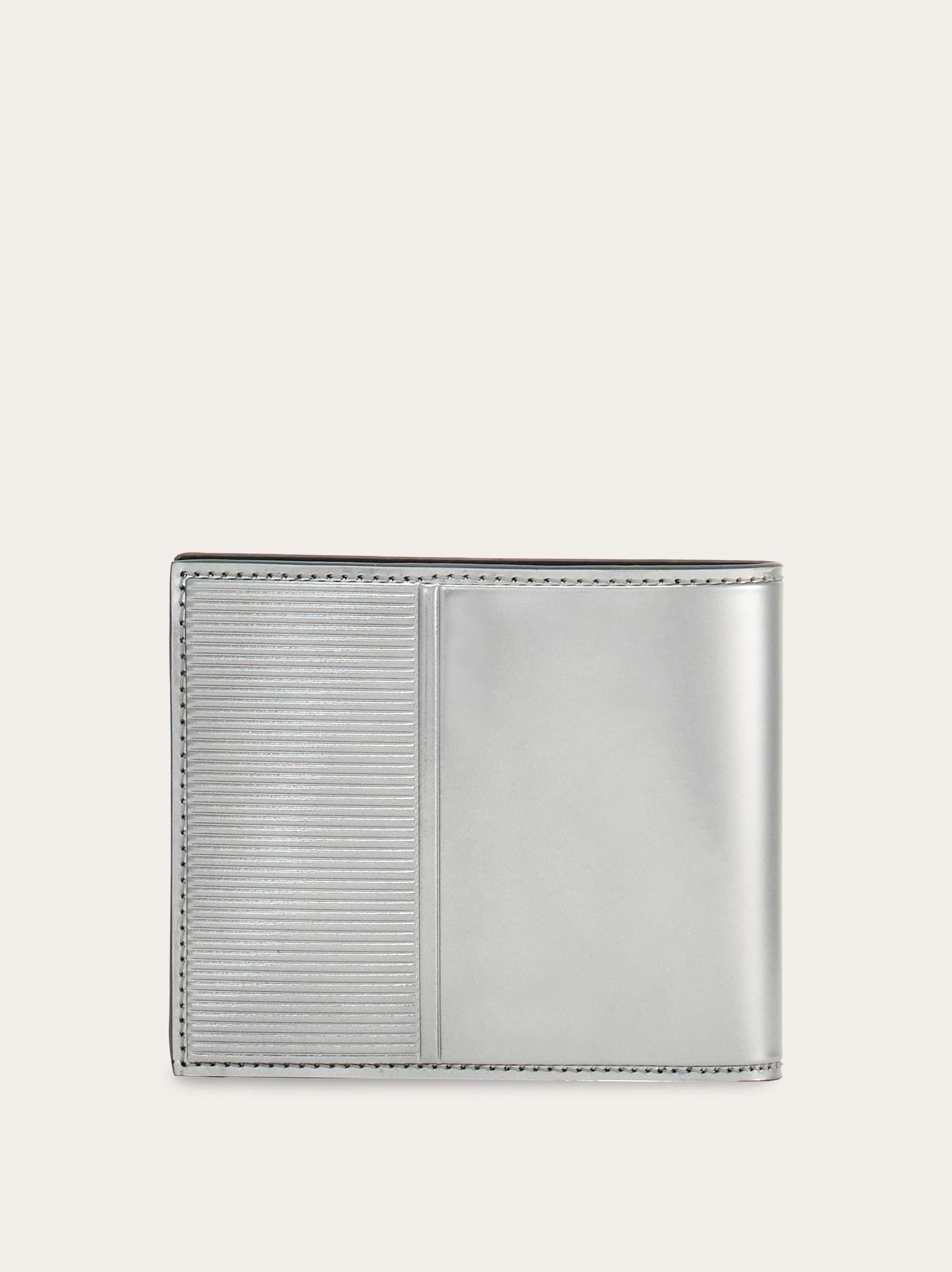 Wallet with knurled detailing 3