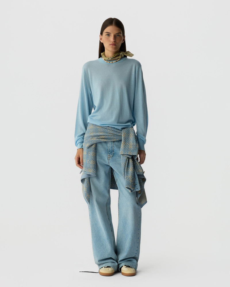 GUEST IN RESIDENCE Airy True Crew outlook