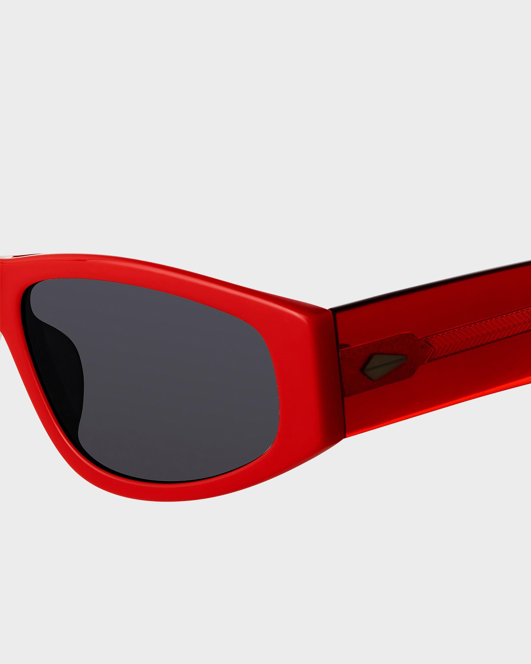 Soren
Oval Sunglasses - 3