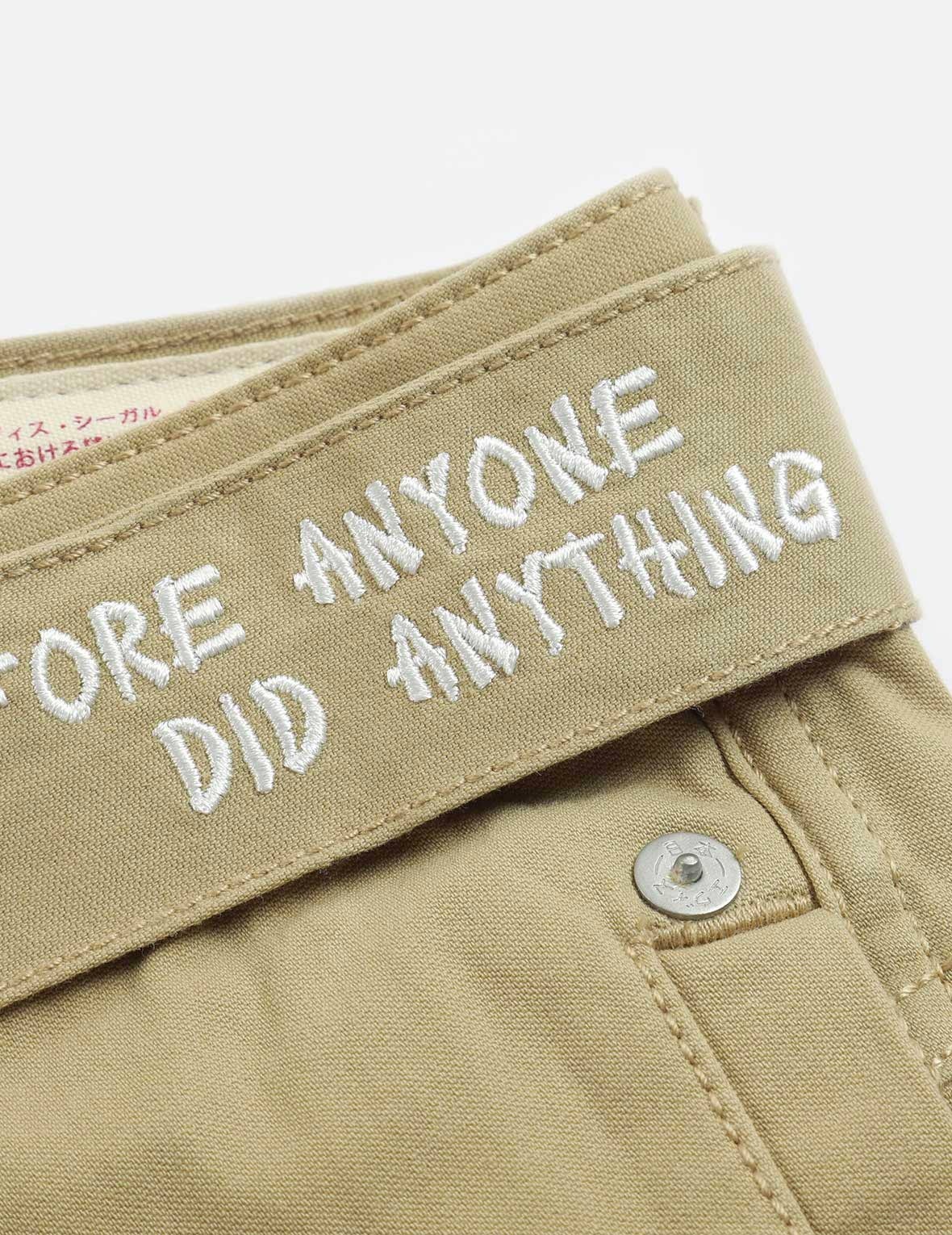 TONE-ON-TONE KAMON AND SLOGAN EMBROIDERY CARGO SHORTS - 8