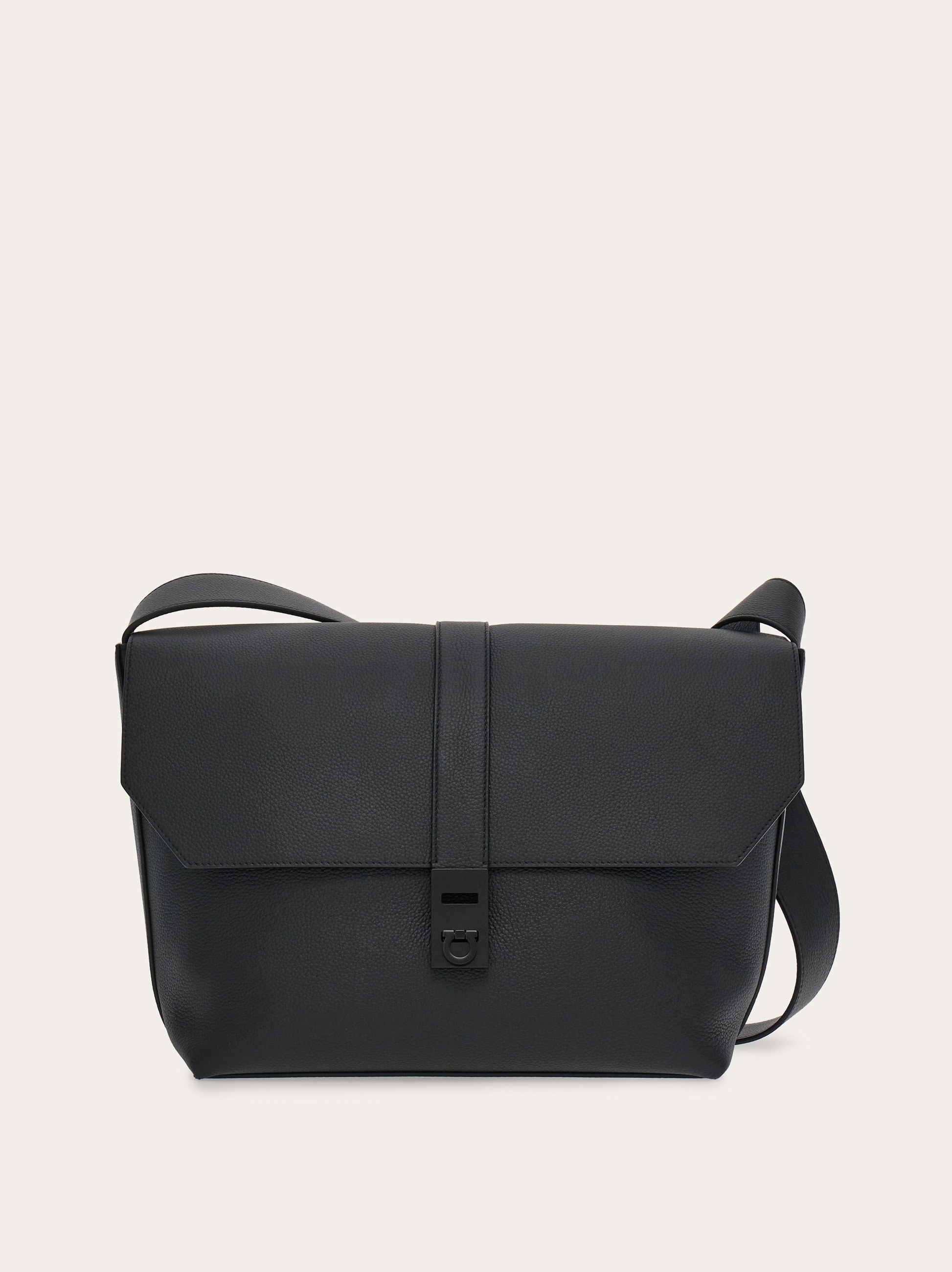 【送料&関税込】Ferragamo Nylon Messenger Bag Ferragamo Nylon Messenger Bag | italist