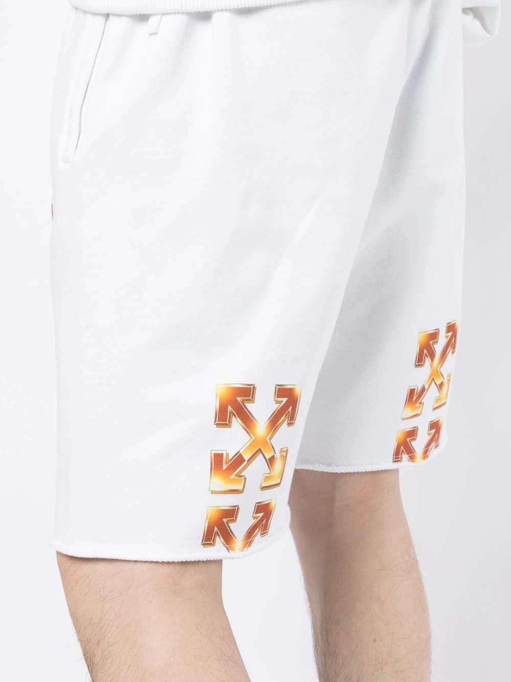 Arrows-motif knee-length shorts - 5