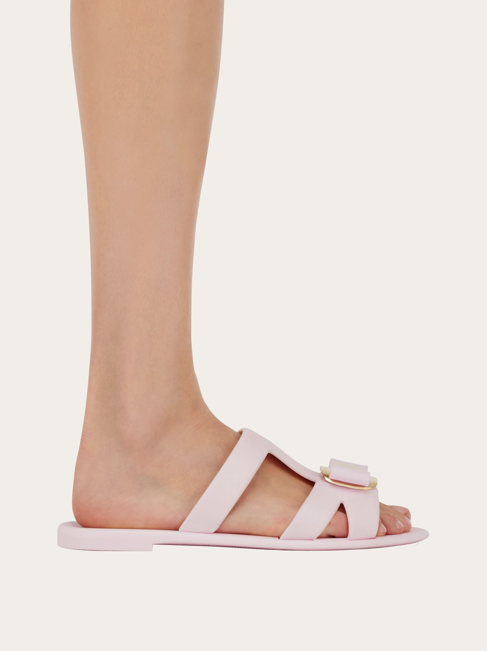 【FERRAGAMO】NEW VARA PLATE STRAPPY SLIDES Quilted slide with Vara bow - Women | Ferragamo