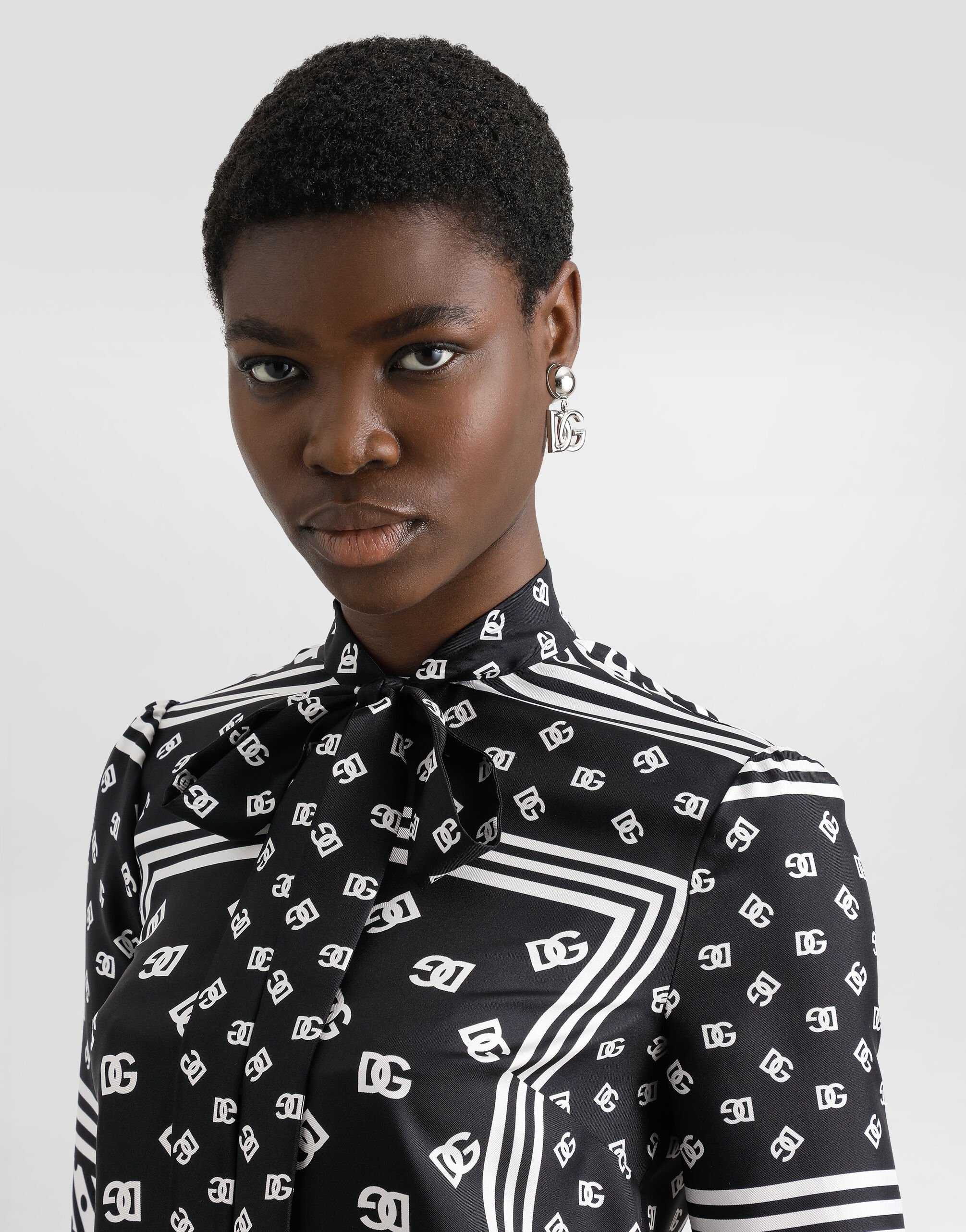 Short-sleeved silk blouse with pussy-bow and all-over DG logo scarf print - 5