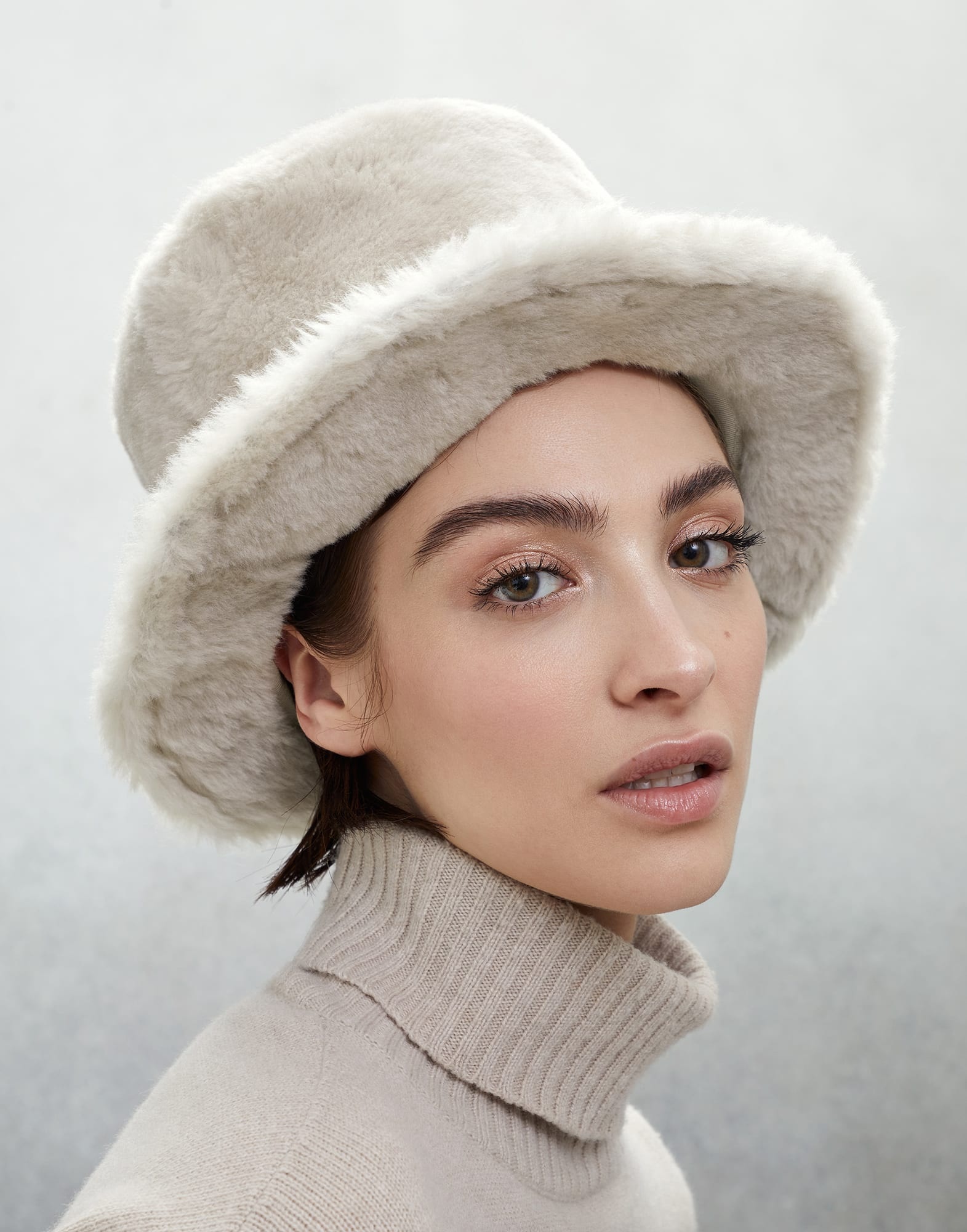 Soft shearling top hat with precious band - 3