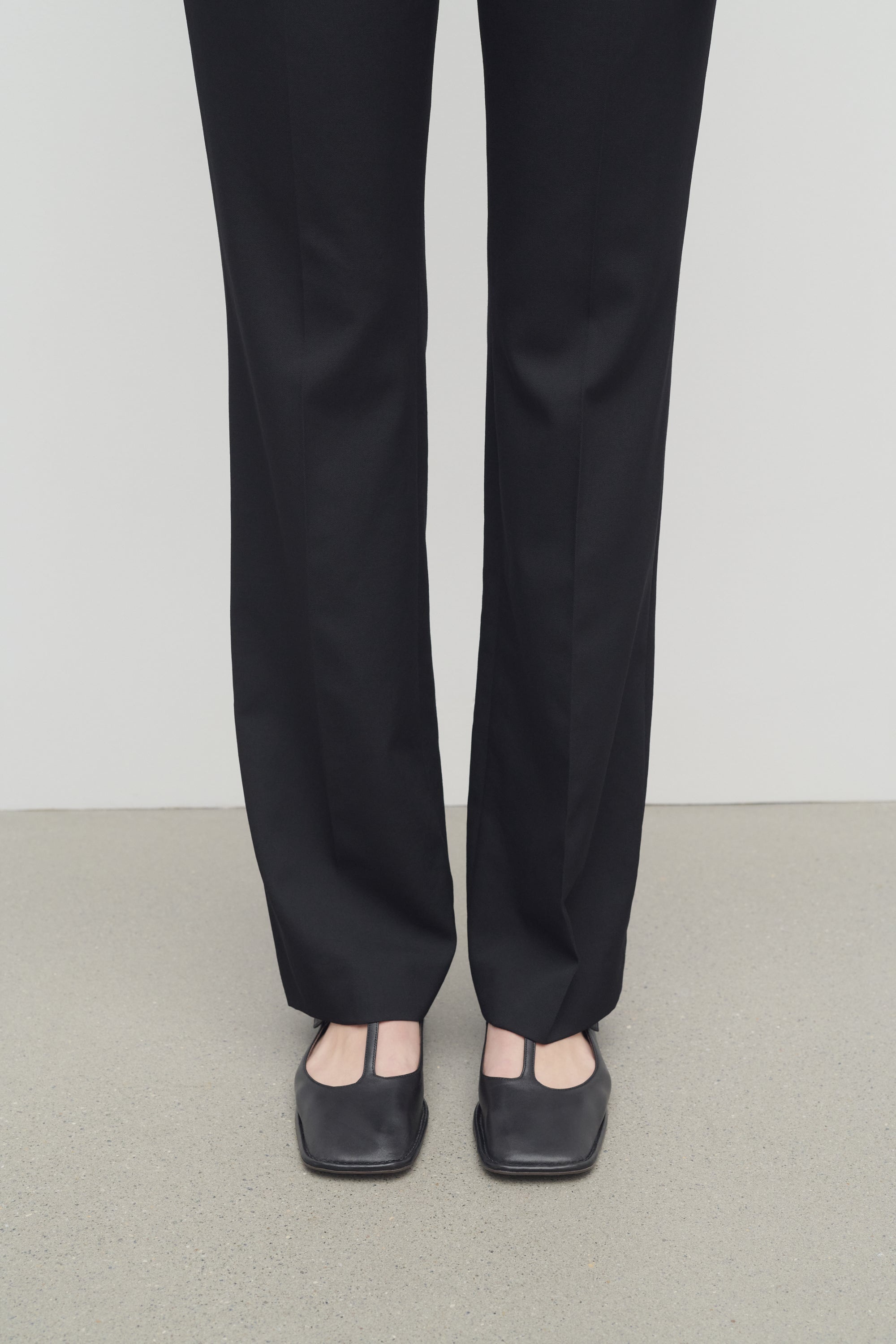 【THE ROW】BLACK SQUARE T FLATS Square T-Strap leather flats in black - The Row | Mytheresa
