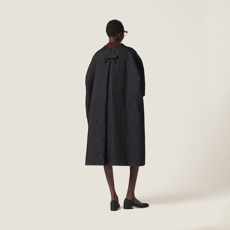 Single-breasted matelassé effect jacquard cape 3