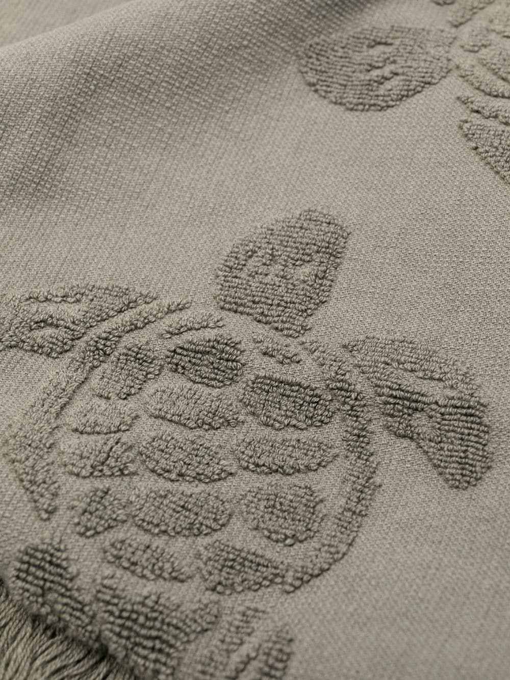 turtle-motif frayed-edge towel - 2