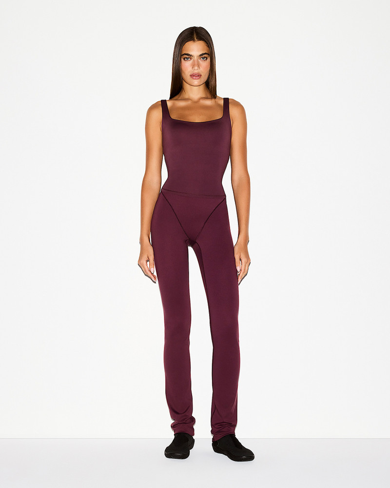 NikeSKIMS Matte Women's High-Waisted V-Panel Straight Leggings 1
