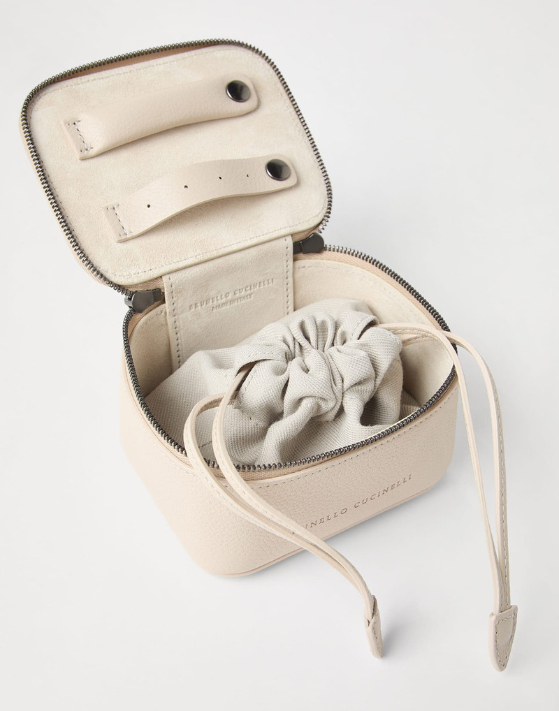 Grained leather small jewelry box with shiny zipper pull 3