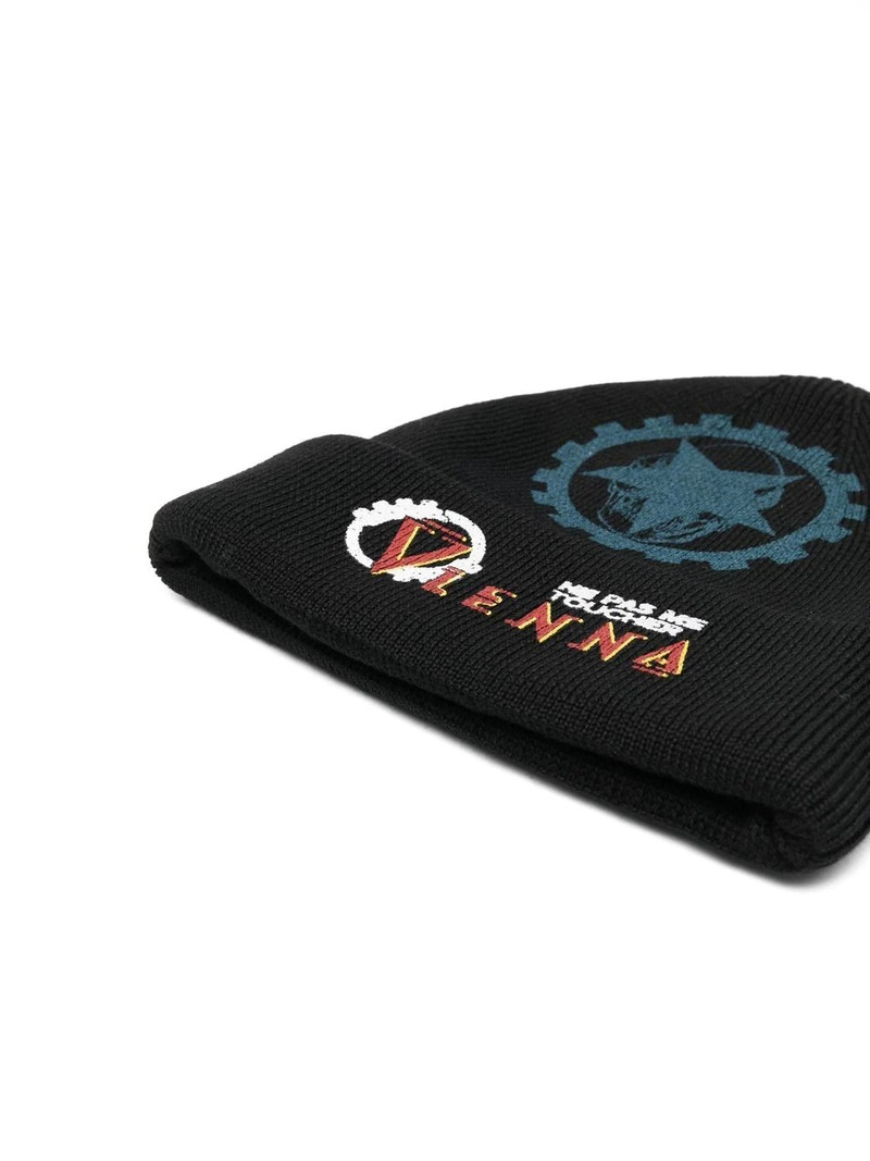 VETEMENTS motif-detail knit beanie outlook