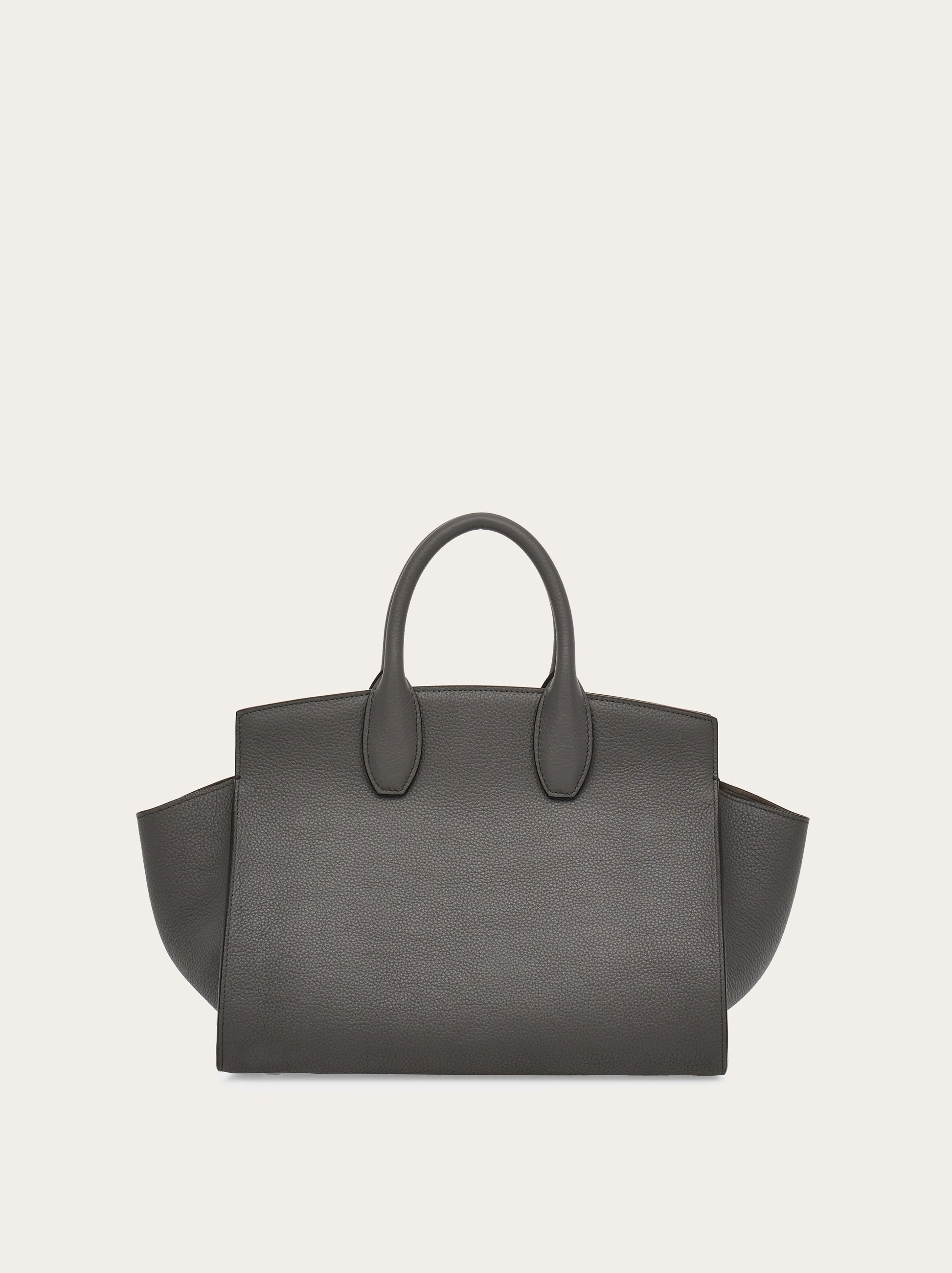 お洒落Color【FERRAGAMO】 STUDIO SOFT BAG スモール*エレガント Ferragamo Studio soft bag (M) - Women | Ferragamo