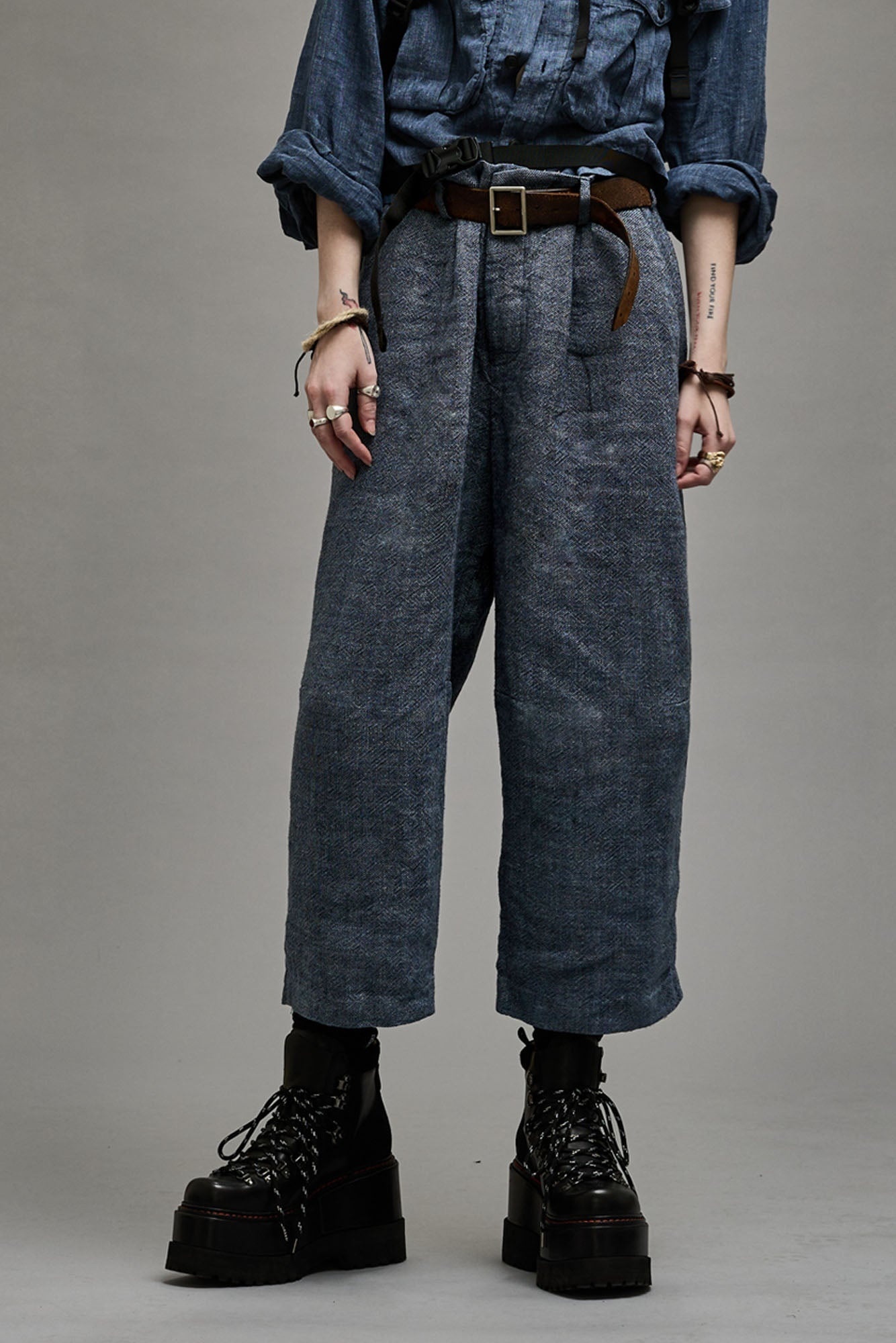 ANOTHERYOUTH★UNISEX curved knee pants_2色 R13 ARTICULATED KNEE TROUSER - LIGHT INDIGO | REVERSIBLE