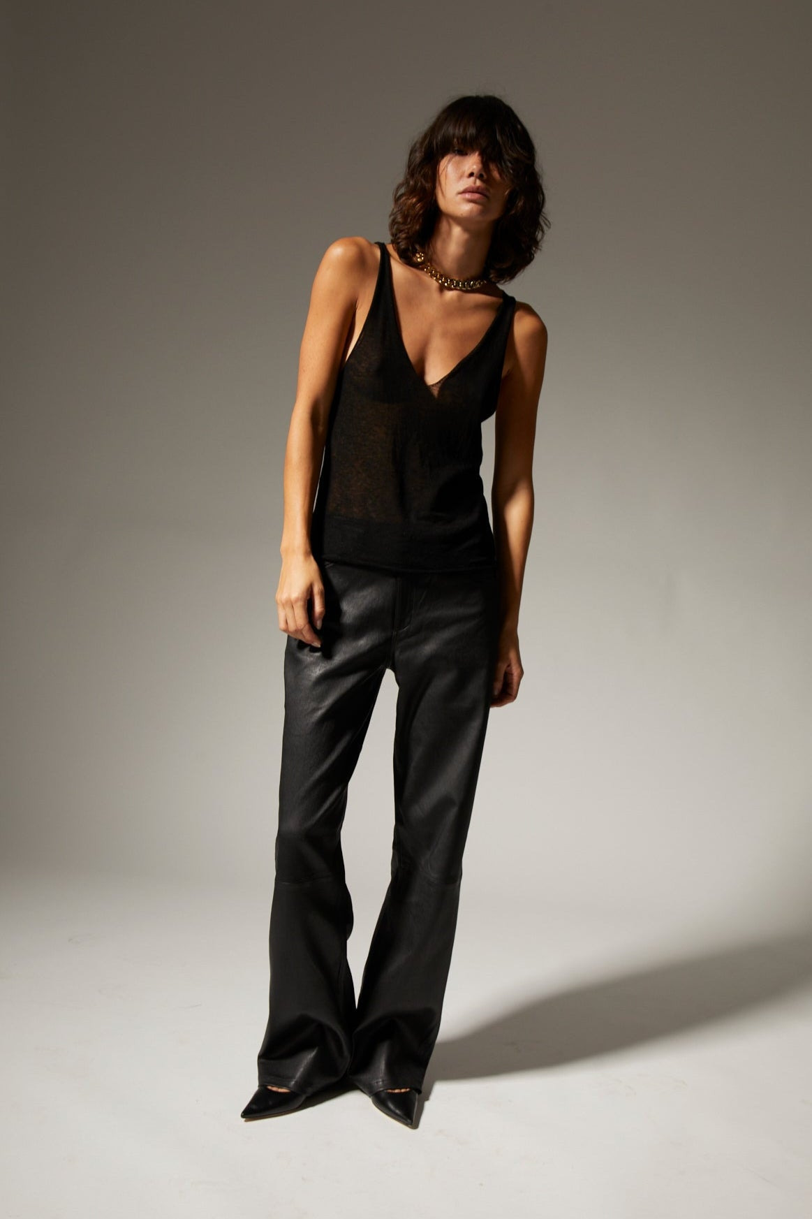 BLACK TISSUE CASHMERE V NECK TANK - 2
