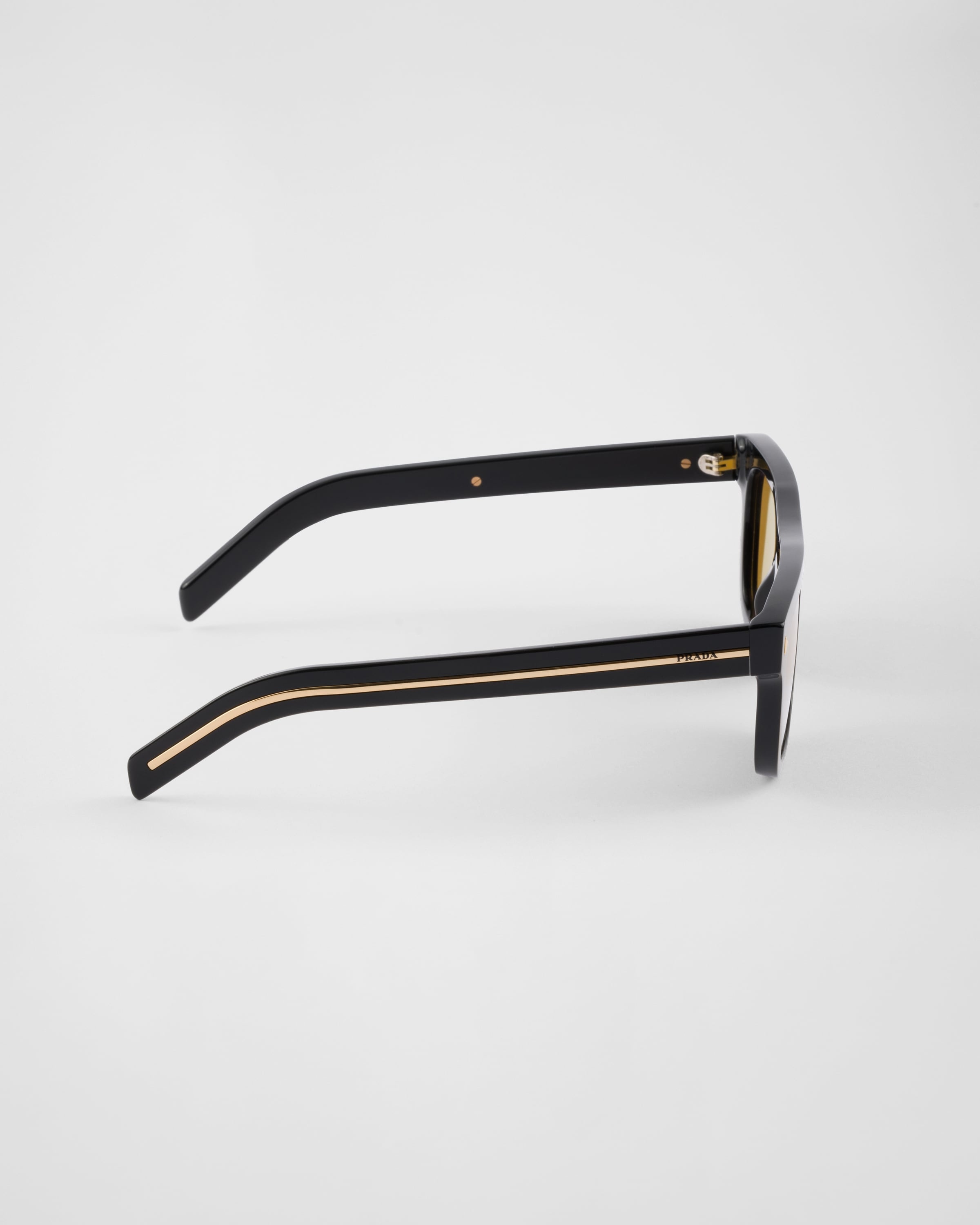 Sunglasses with the iconic metal plaque - 4
