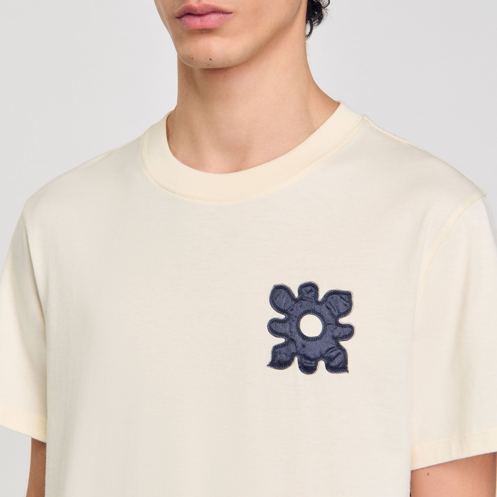 T-SHIRT WITH FLOWER DETAIL - 3