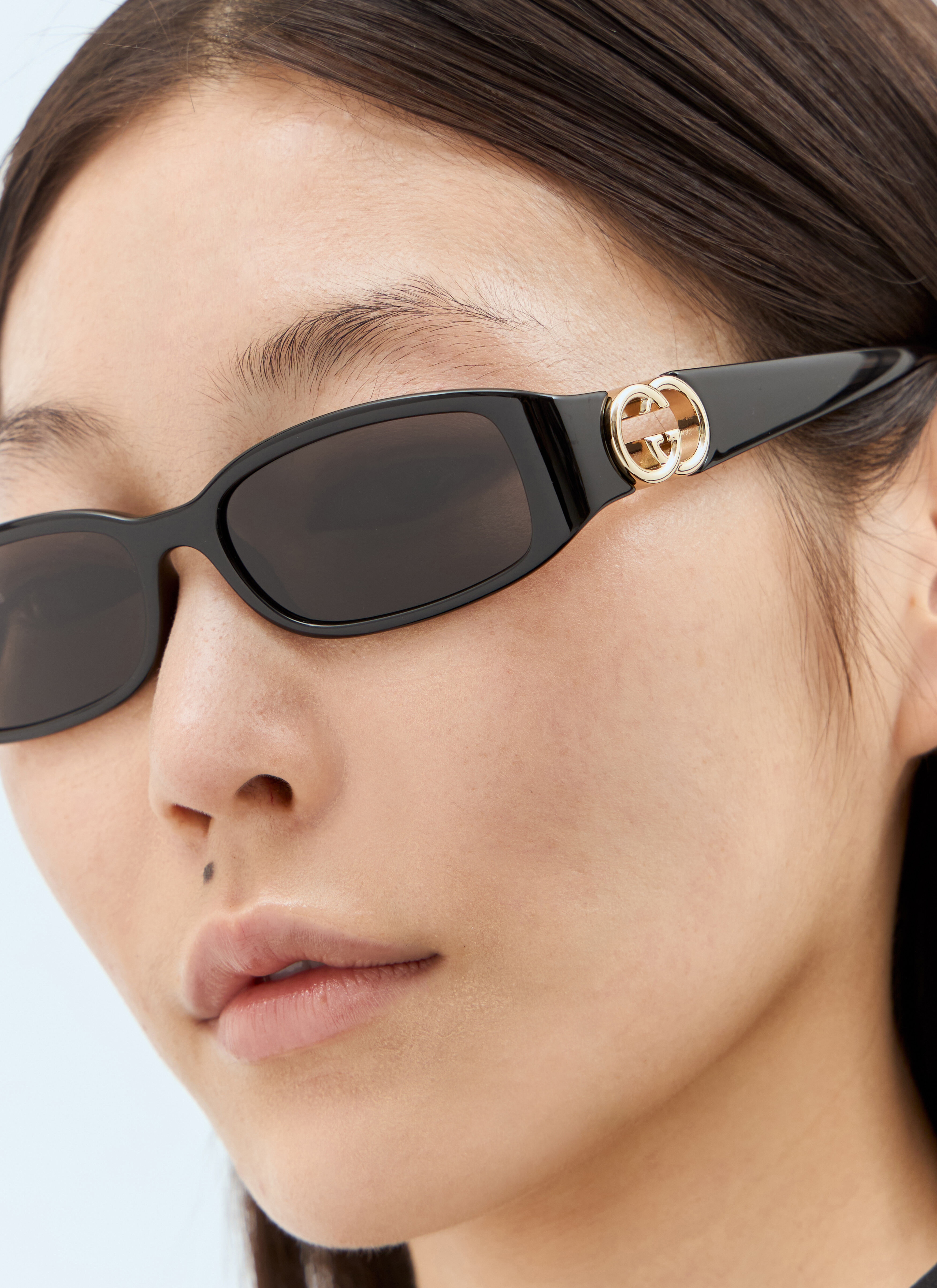 小物 GUCCI frame Interlocking G sunglasses Rectangular-frame sunglases in black injection | GUCCI® US