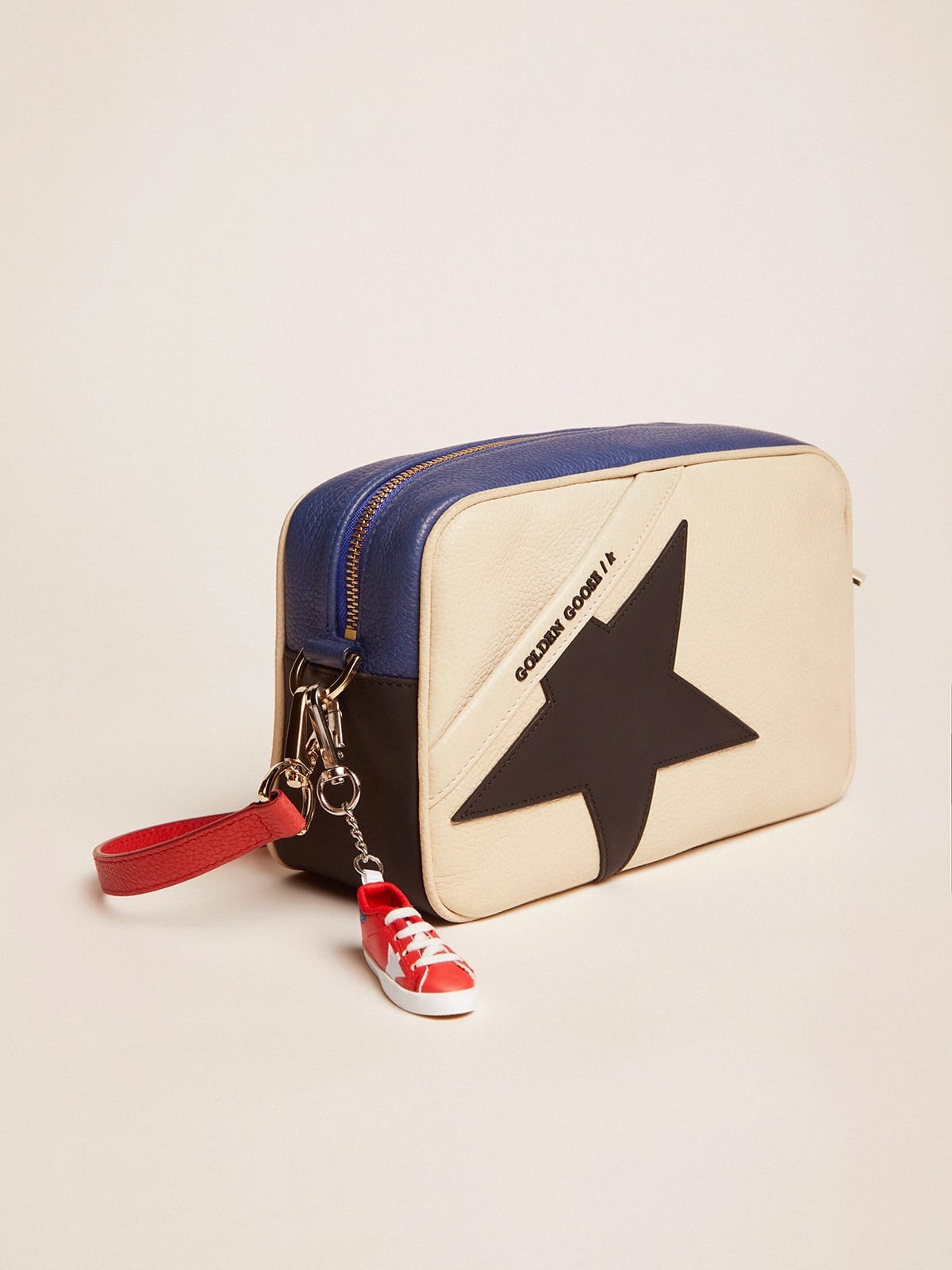 Star Bag made of pebbled leather with black star - 5