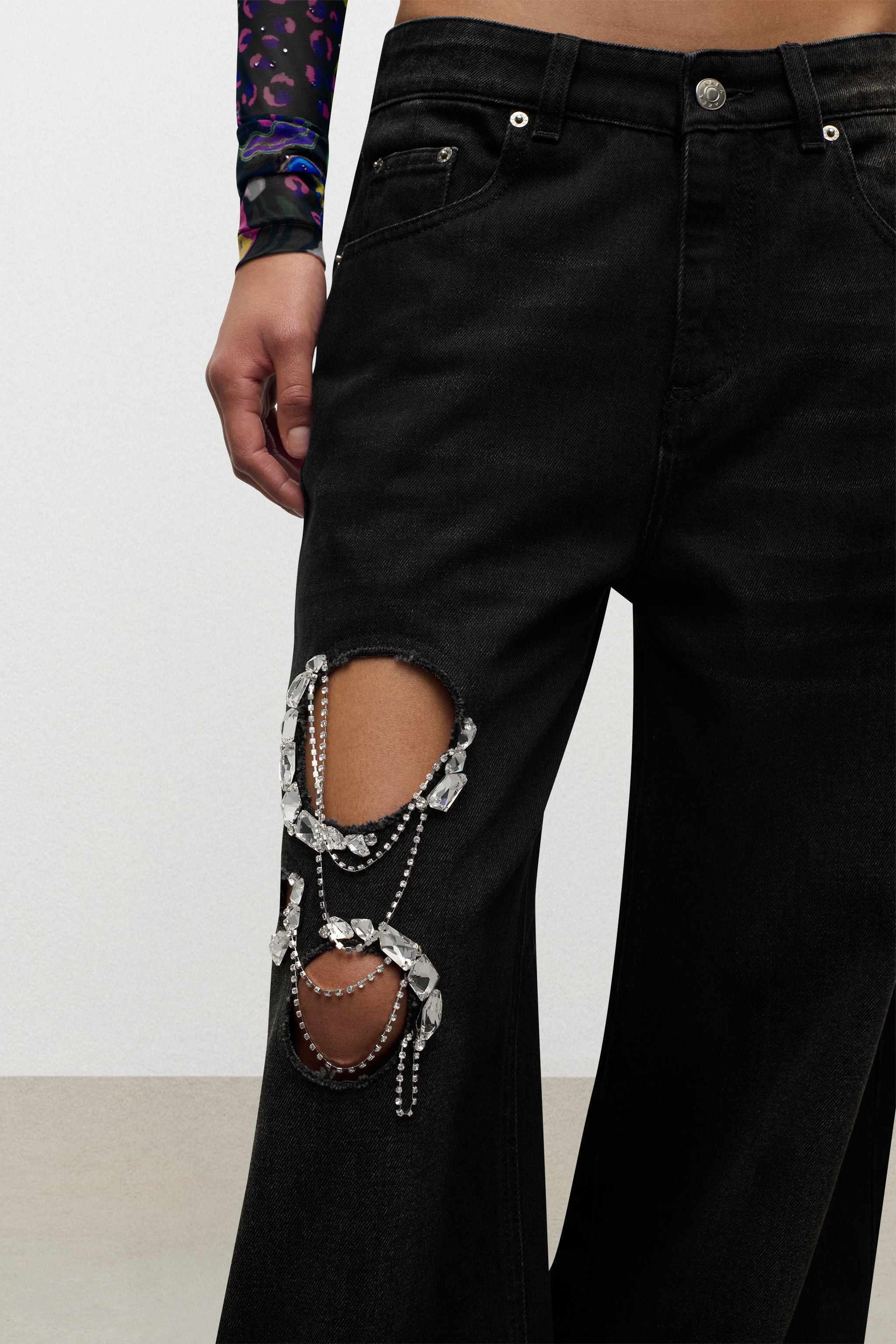 CRYSTAL CHAIN CUTOUT RELAXED JEAN - 6
