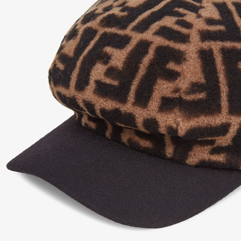 FENDI Baseball cap in brown shearling outlook