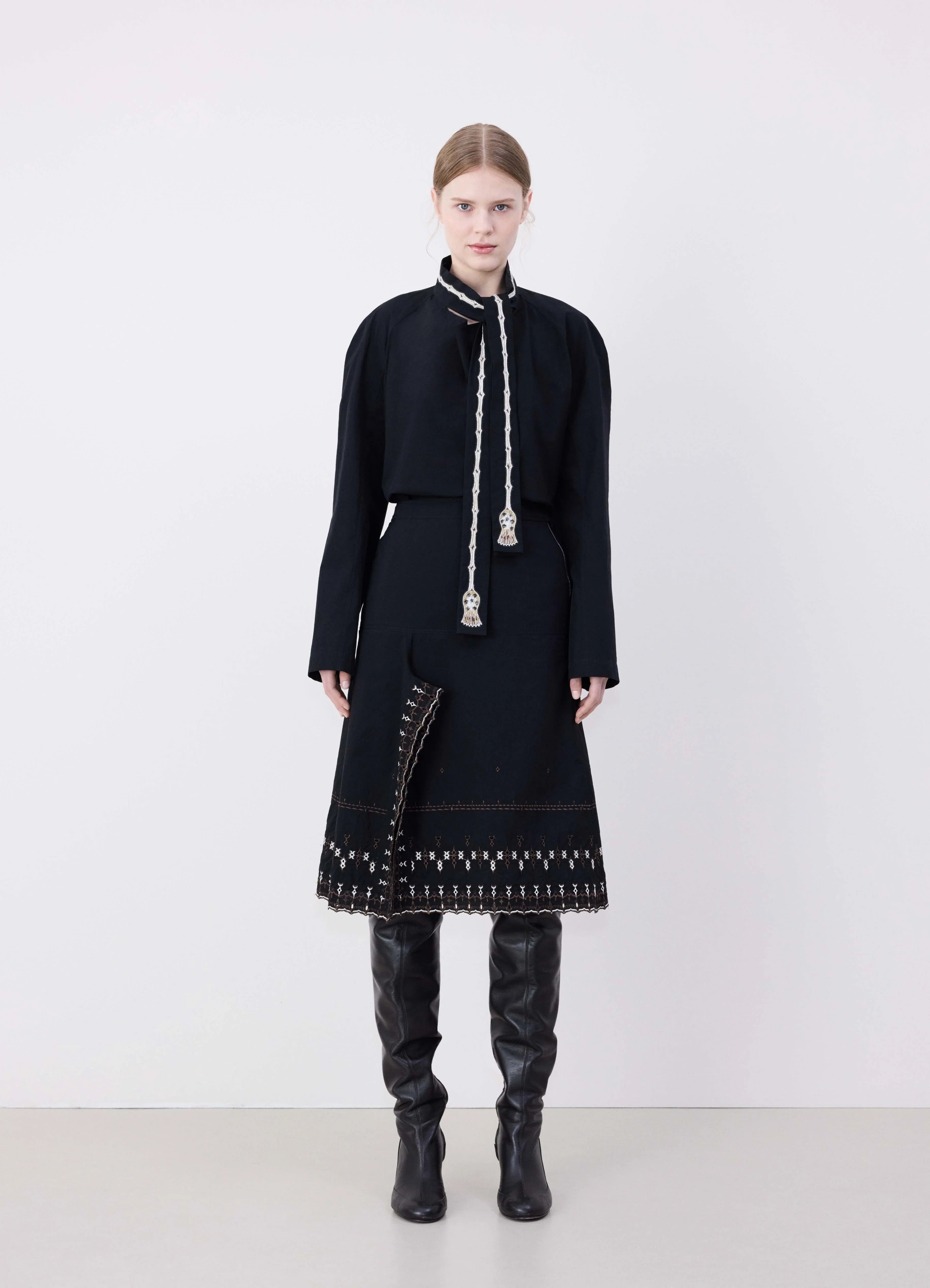 EMBROIDERED SKIRT WITH SLIT - 3