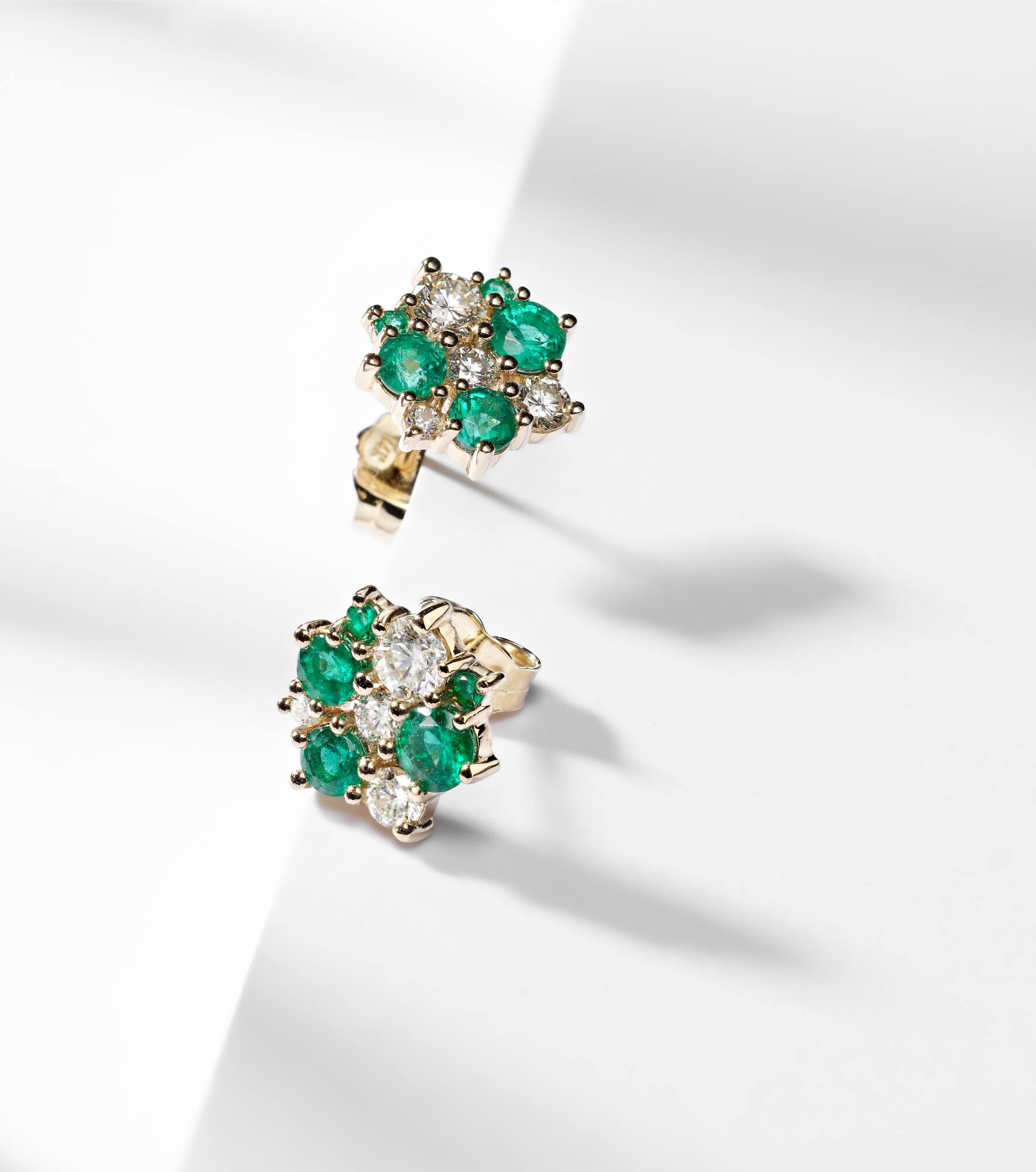 Cocktail 14kt gold earrings with emeralds and diamonds - 5