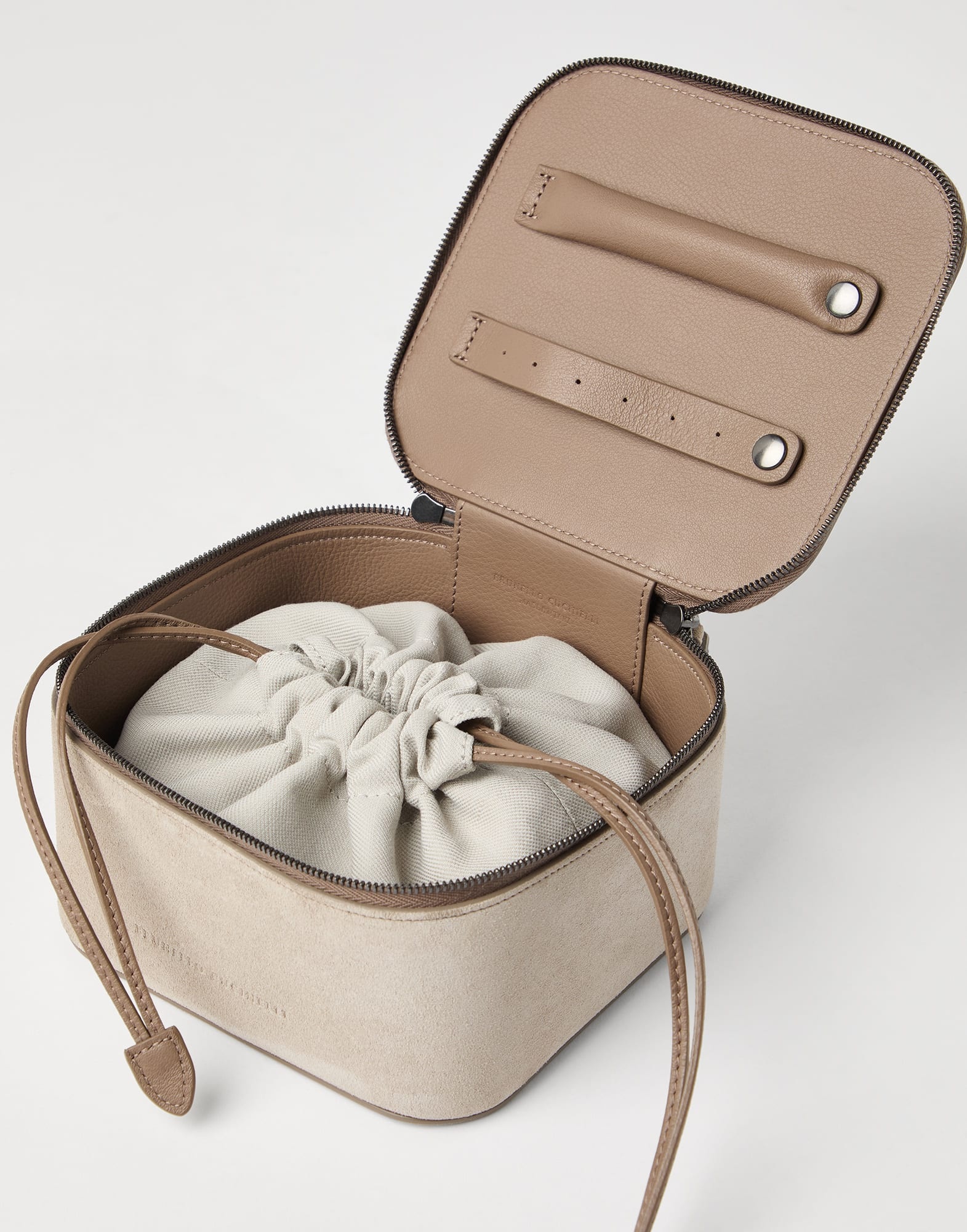 Suede jewelry box with shiny zipper pull - 3