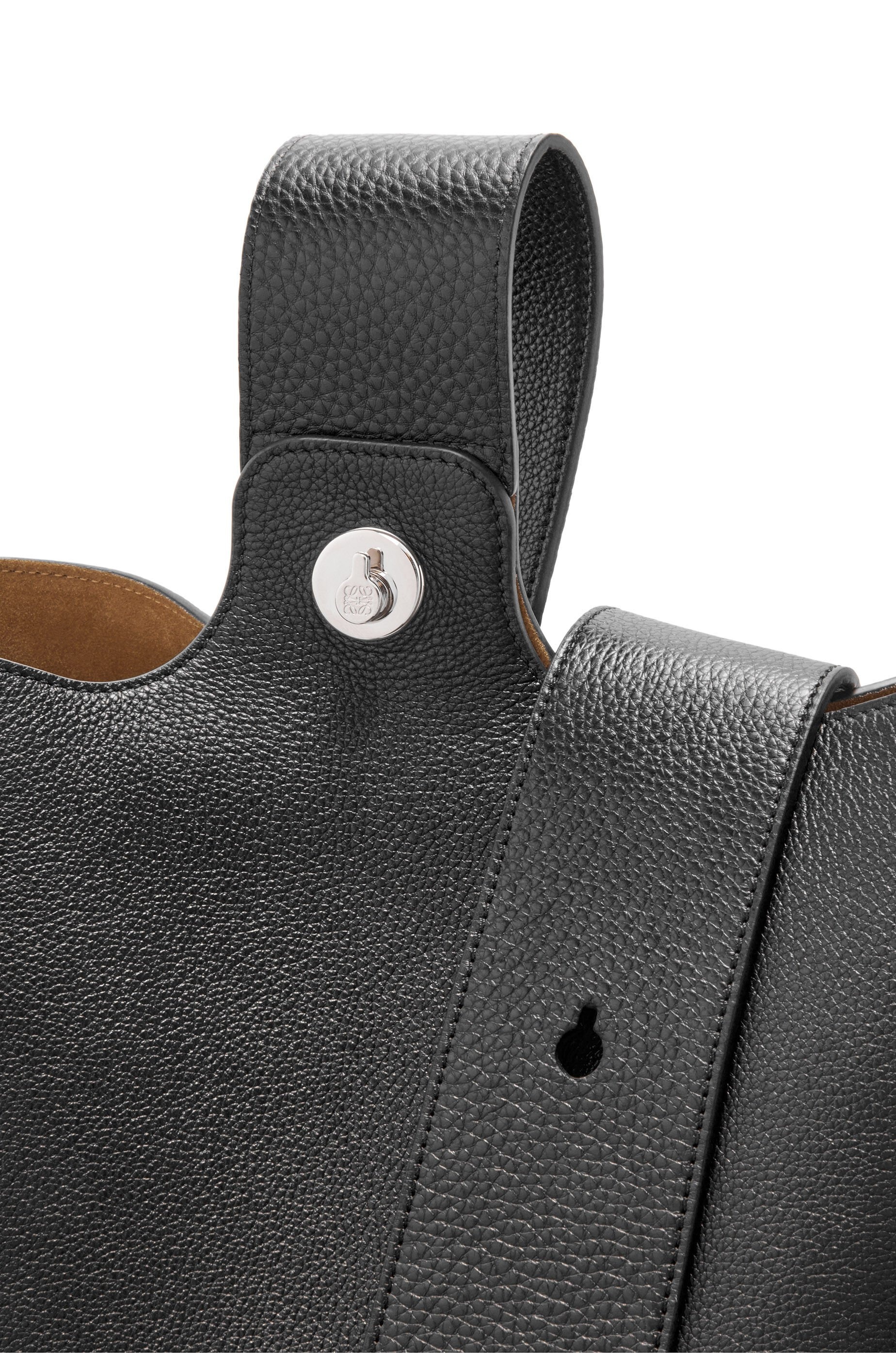 LOEWE｜ (Large Pebble bucket in supple grained calfskin Large Pebble bucket in supple grained calfskin Black - LOEWE