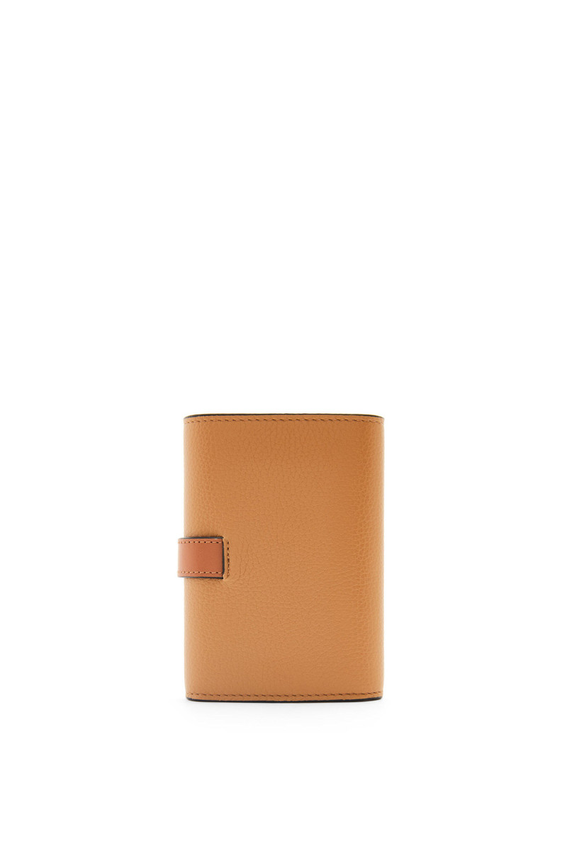 Small vertical wallet in soft grained calfskin 4