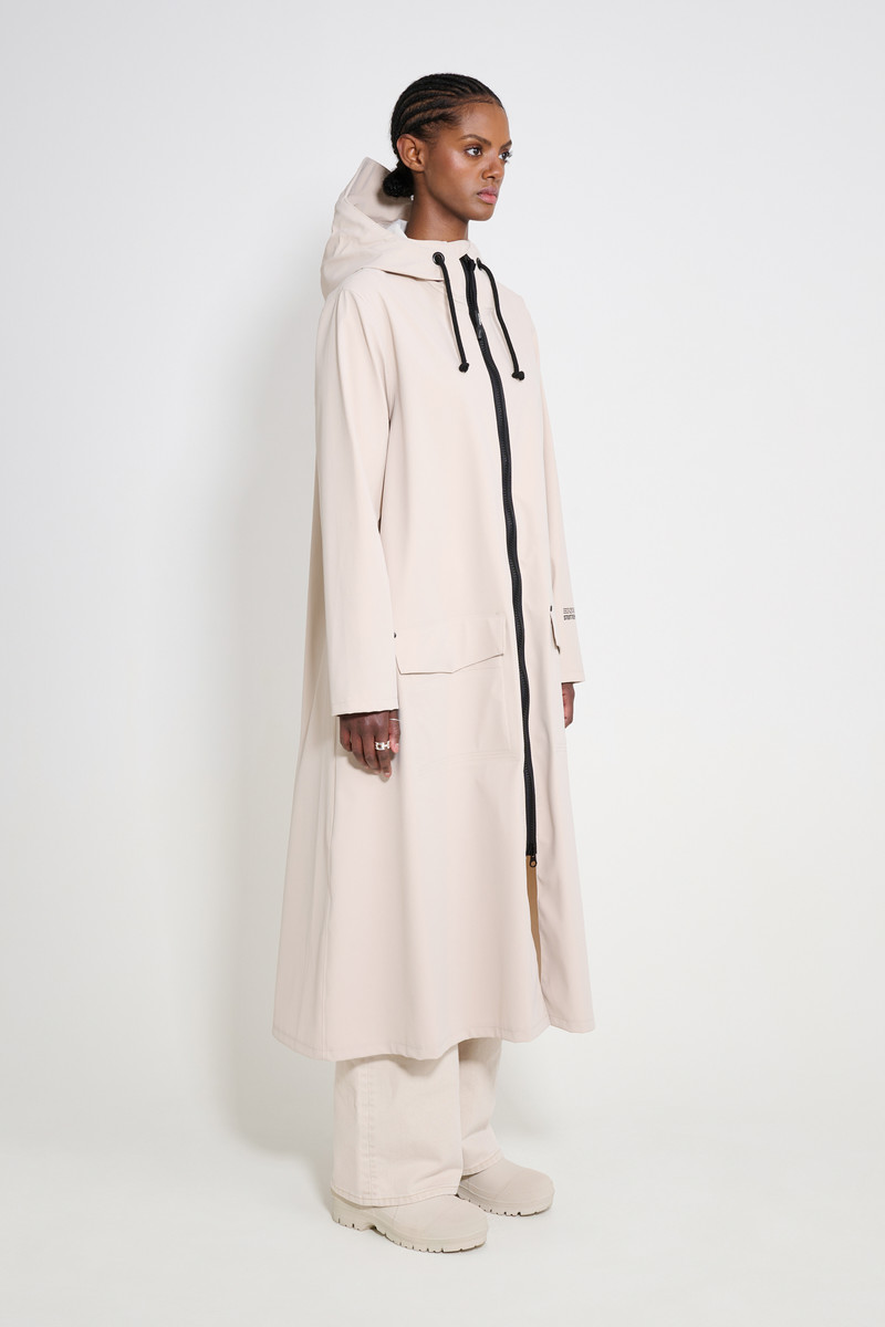 Stutterheim Mosebacke Long Patch Raincoat Light Sand outlook