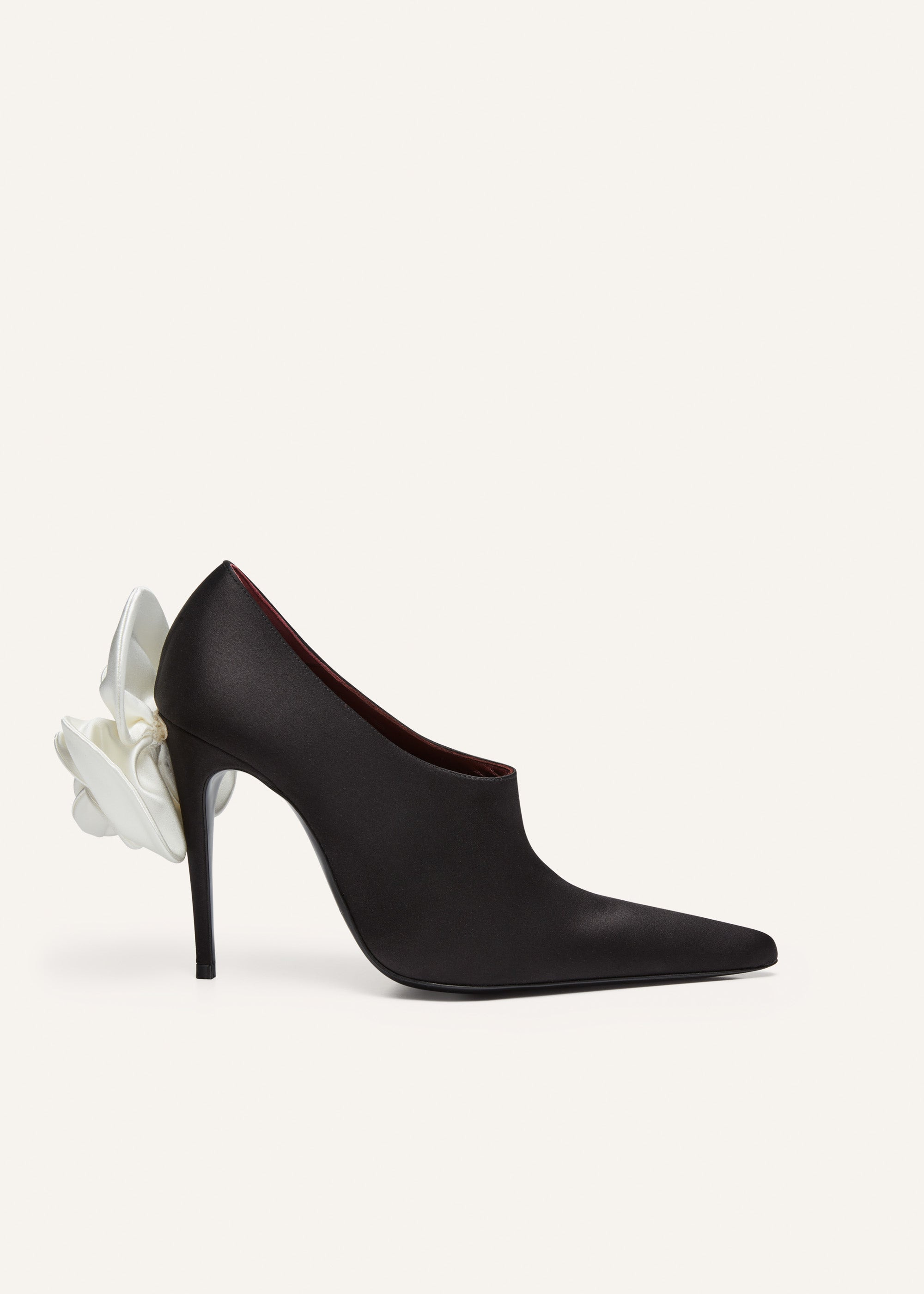 White flower pointed pumps in black satin - 1