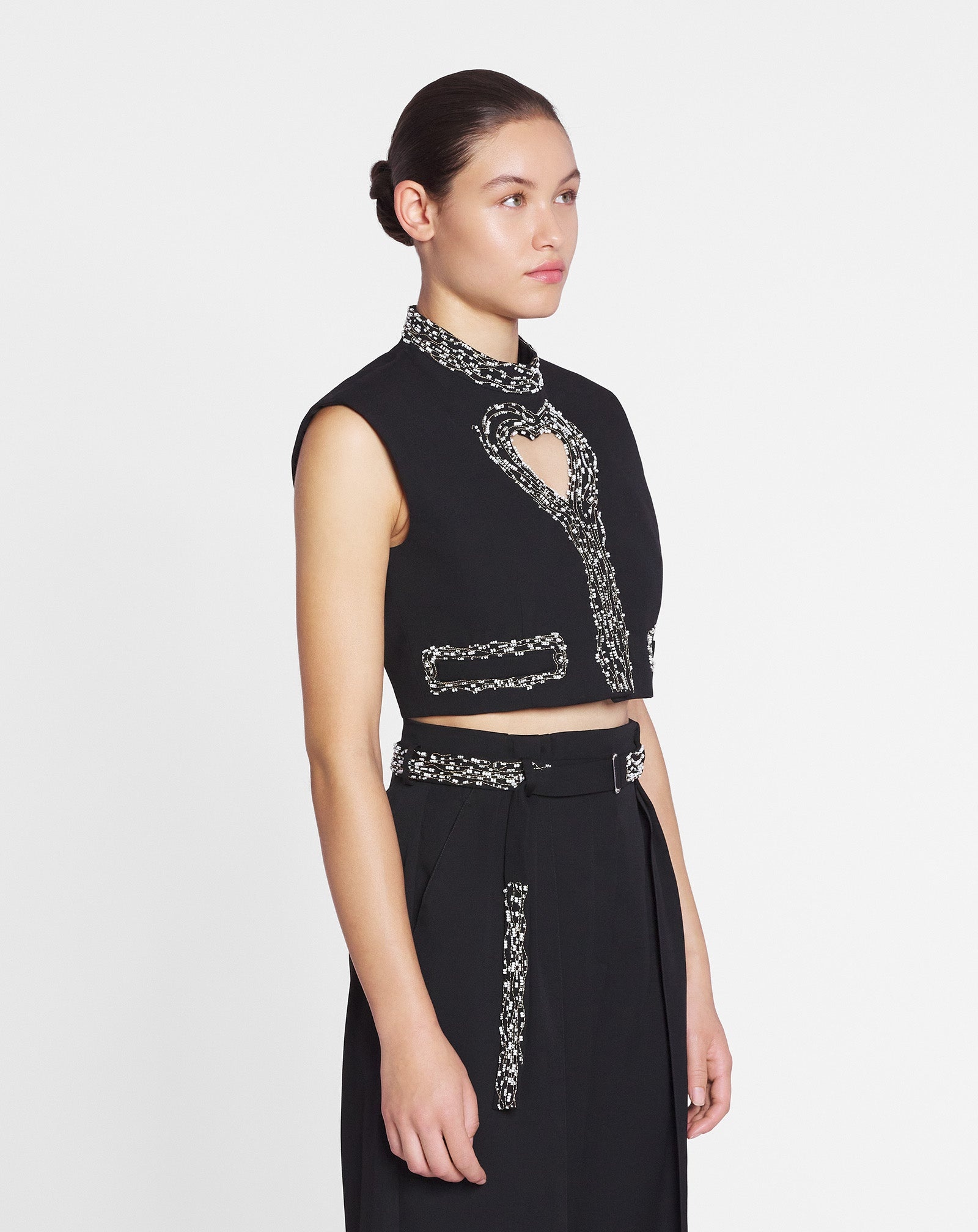 SHORT SLEEVELESS JACKET WITH A HEART DETAIL - 3