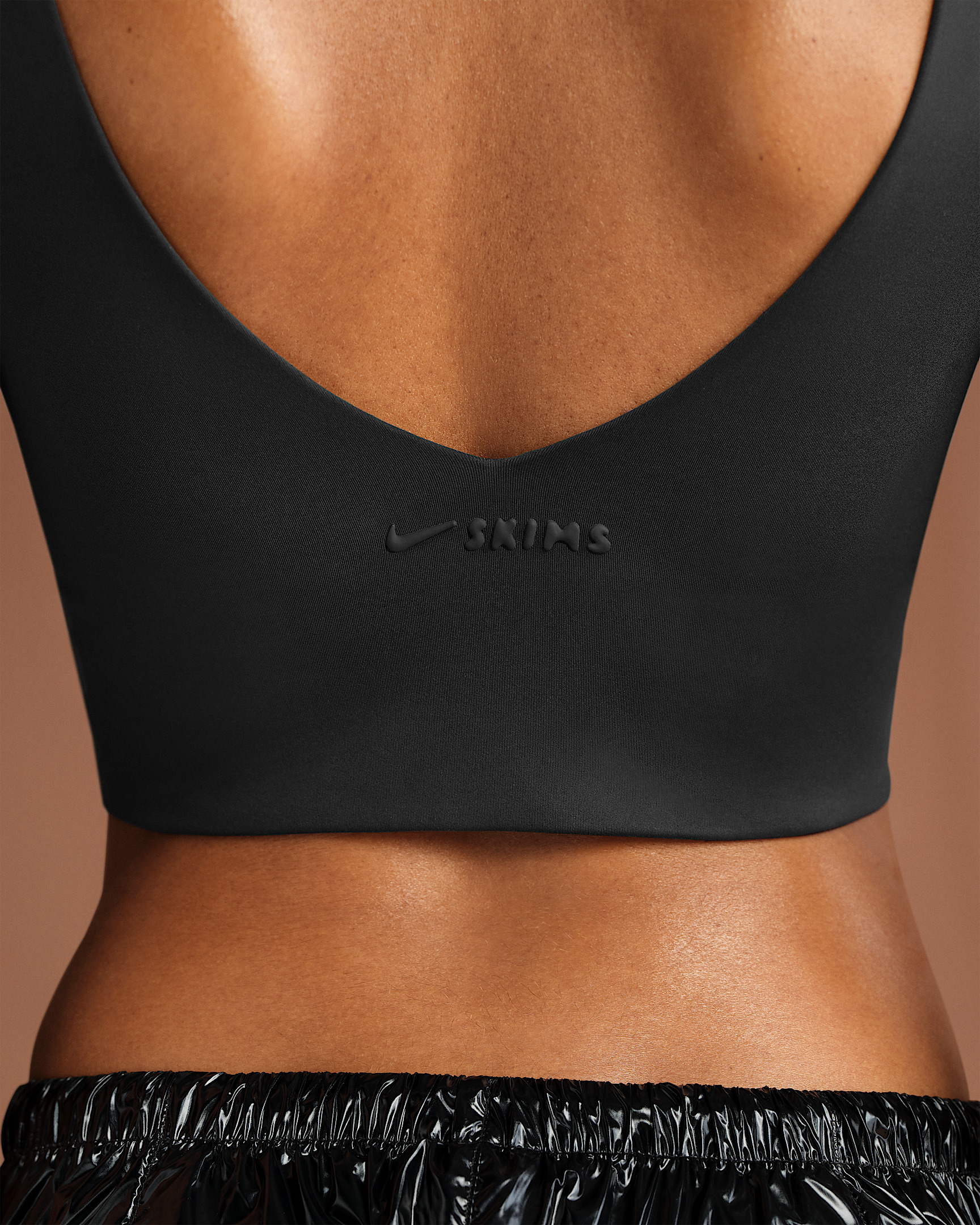 NikeSKIMS Matte Women's V-Neck Long-Line Bra - 6