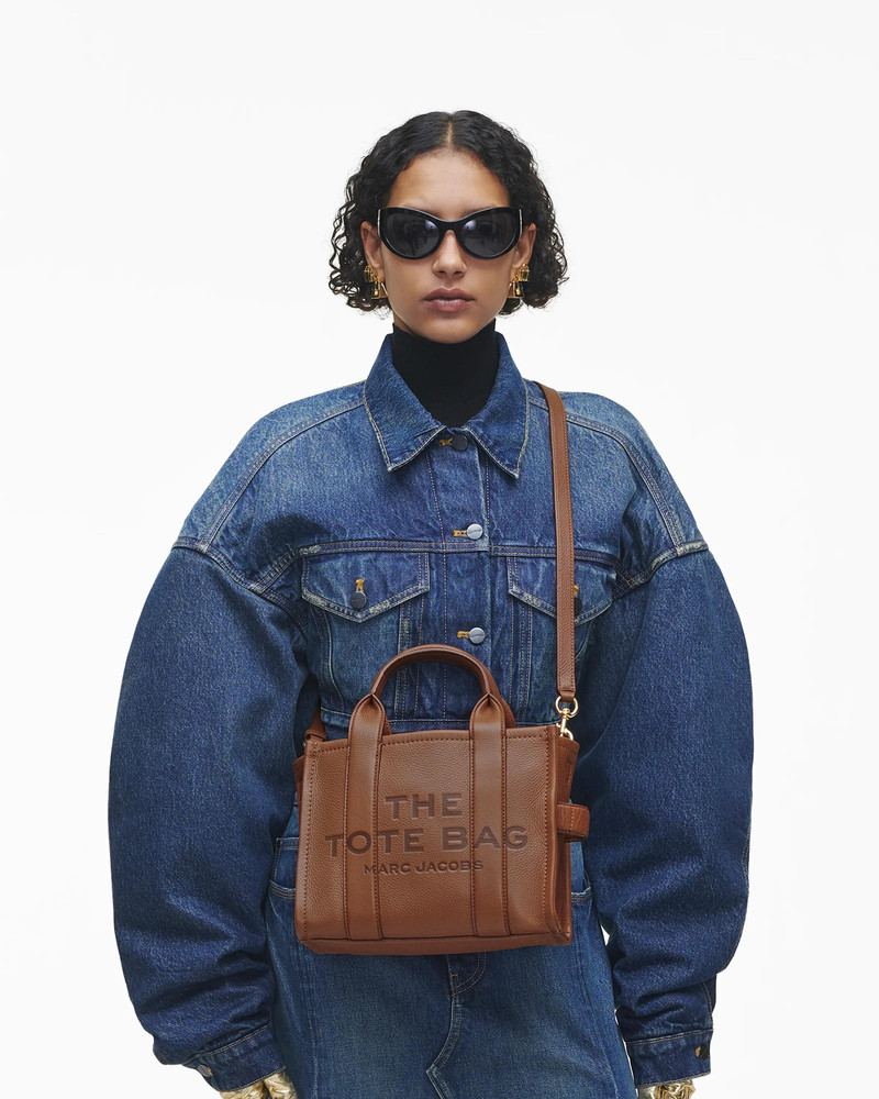Marc Jacobs THE LEATHER SMALL TOTE BAG outlook