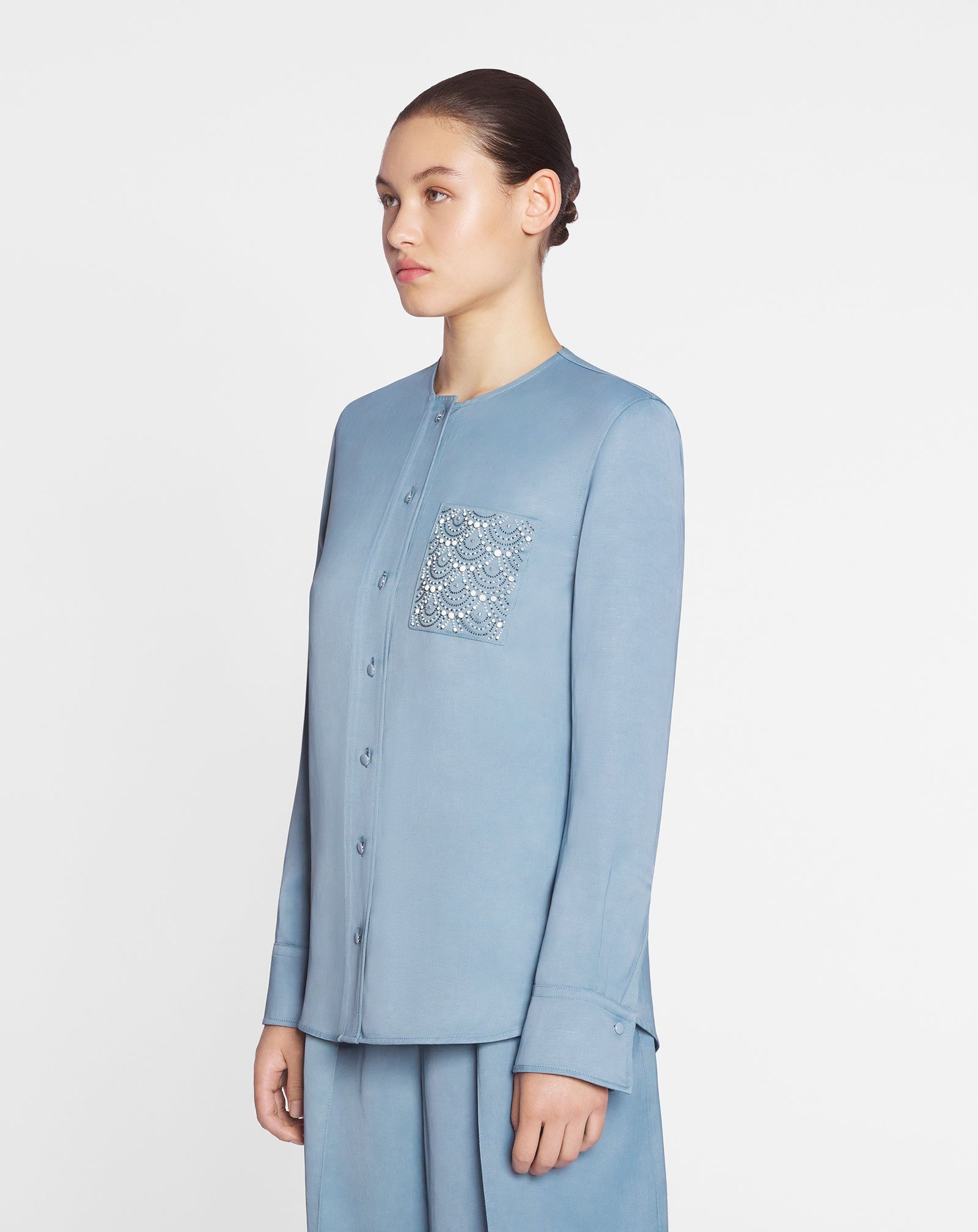 COLLARLESS SHIRT WITH AN EMBROIDERED POCKET - 3