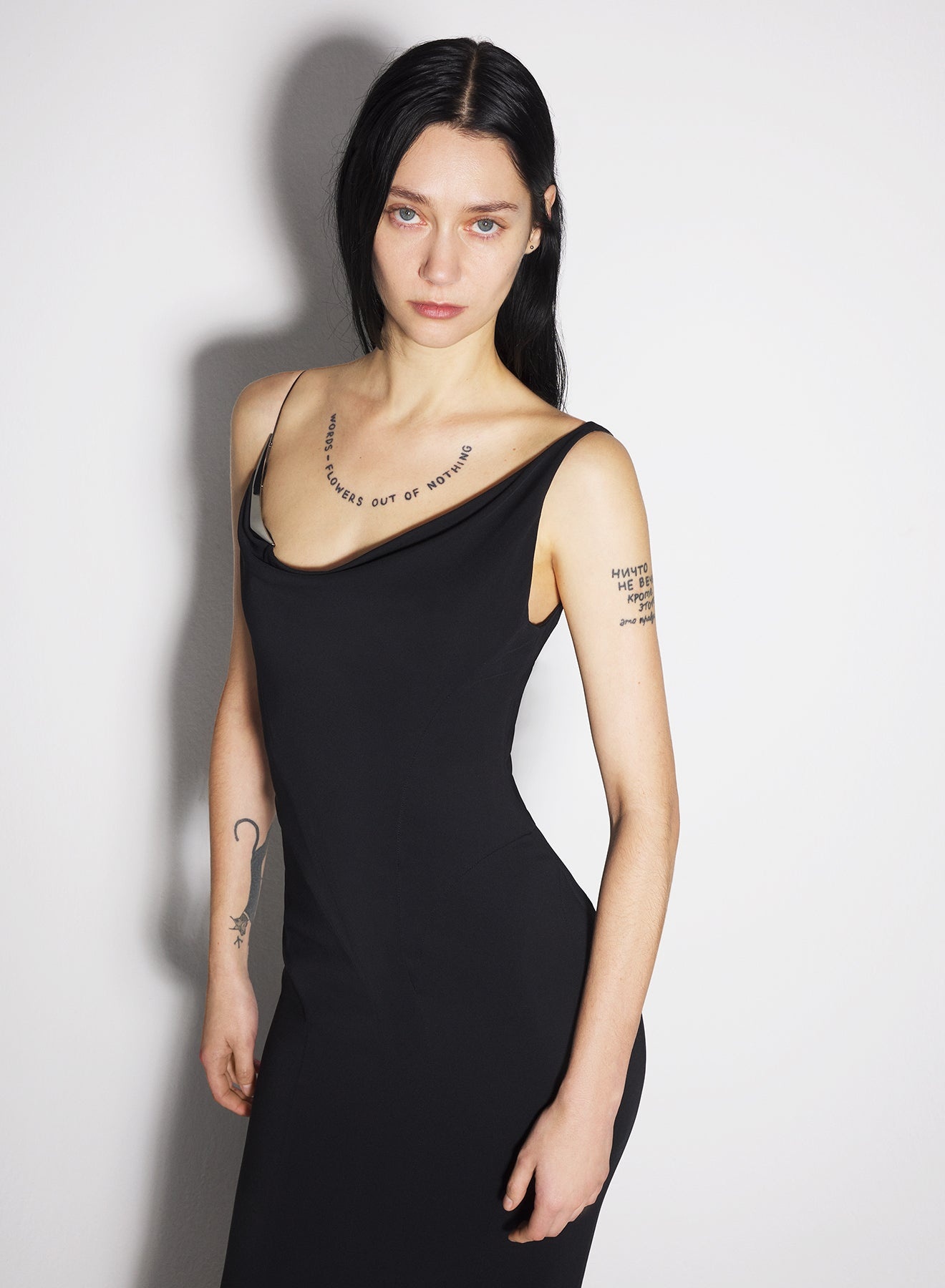 black crepe gown with metallic detail - 3