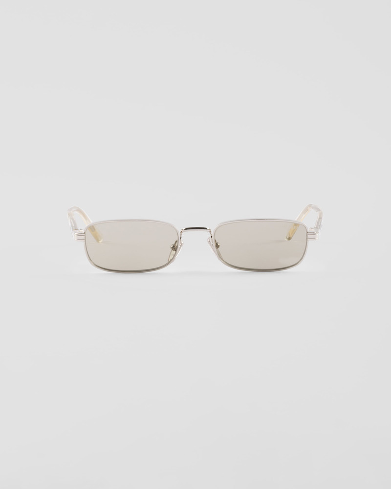 Sunglasses with the iconic metal plaque 1