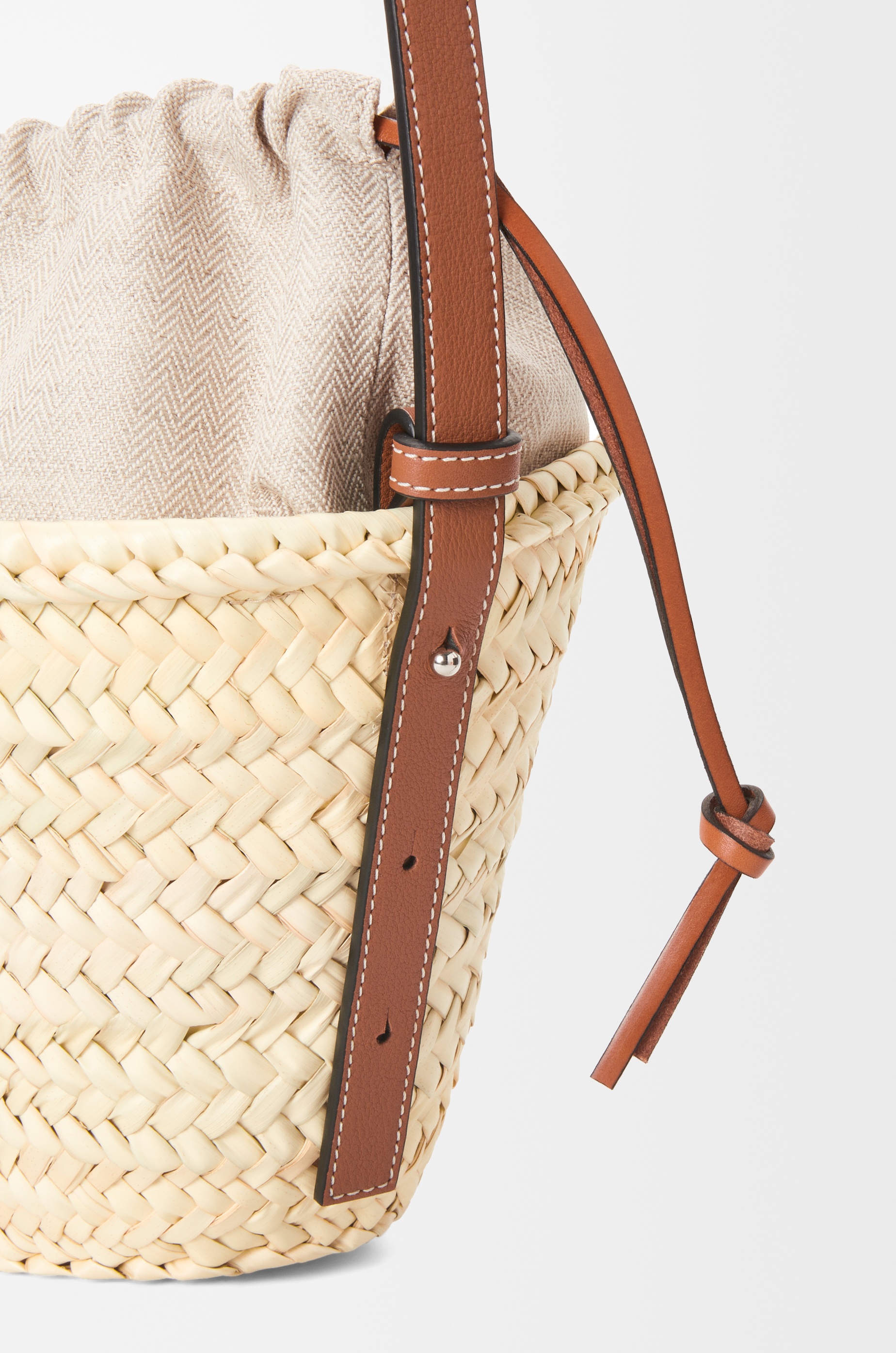 Drawstring bucket bag in palm leaf and calfskin - 9