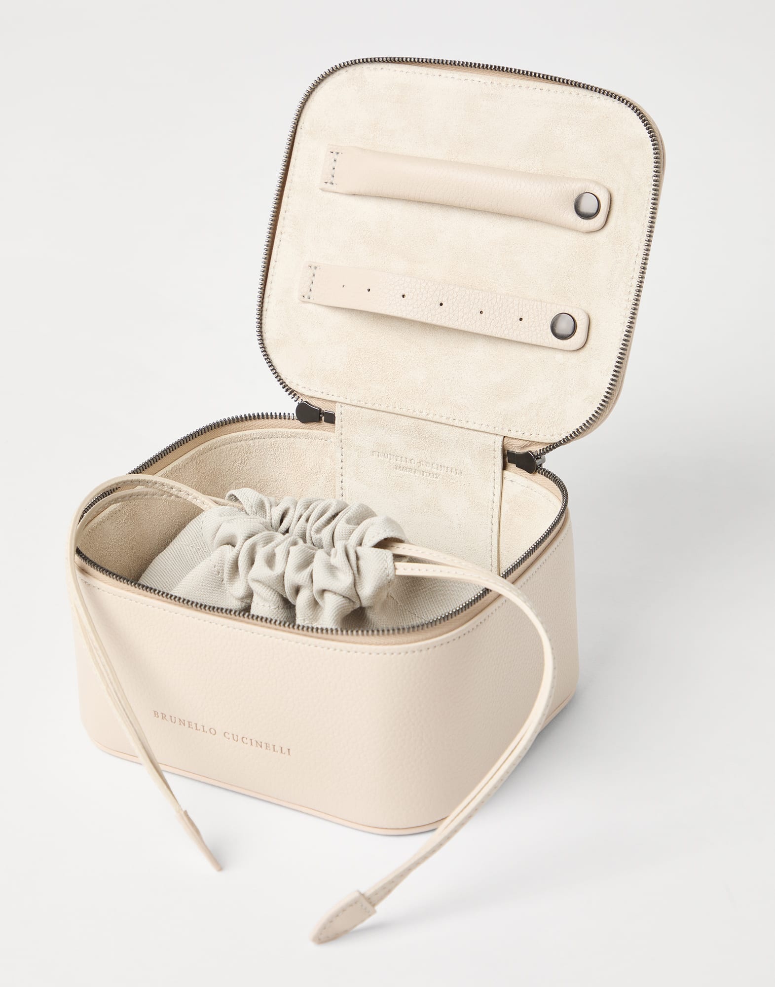 Grained leather jewelry box with shiny zipper pull - 3