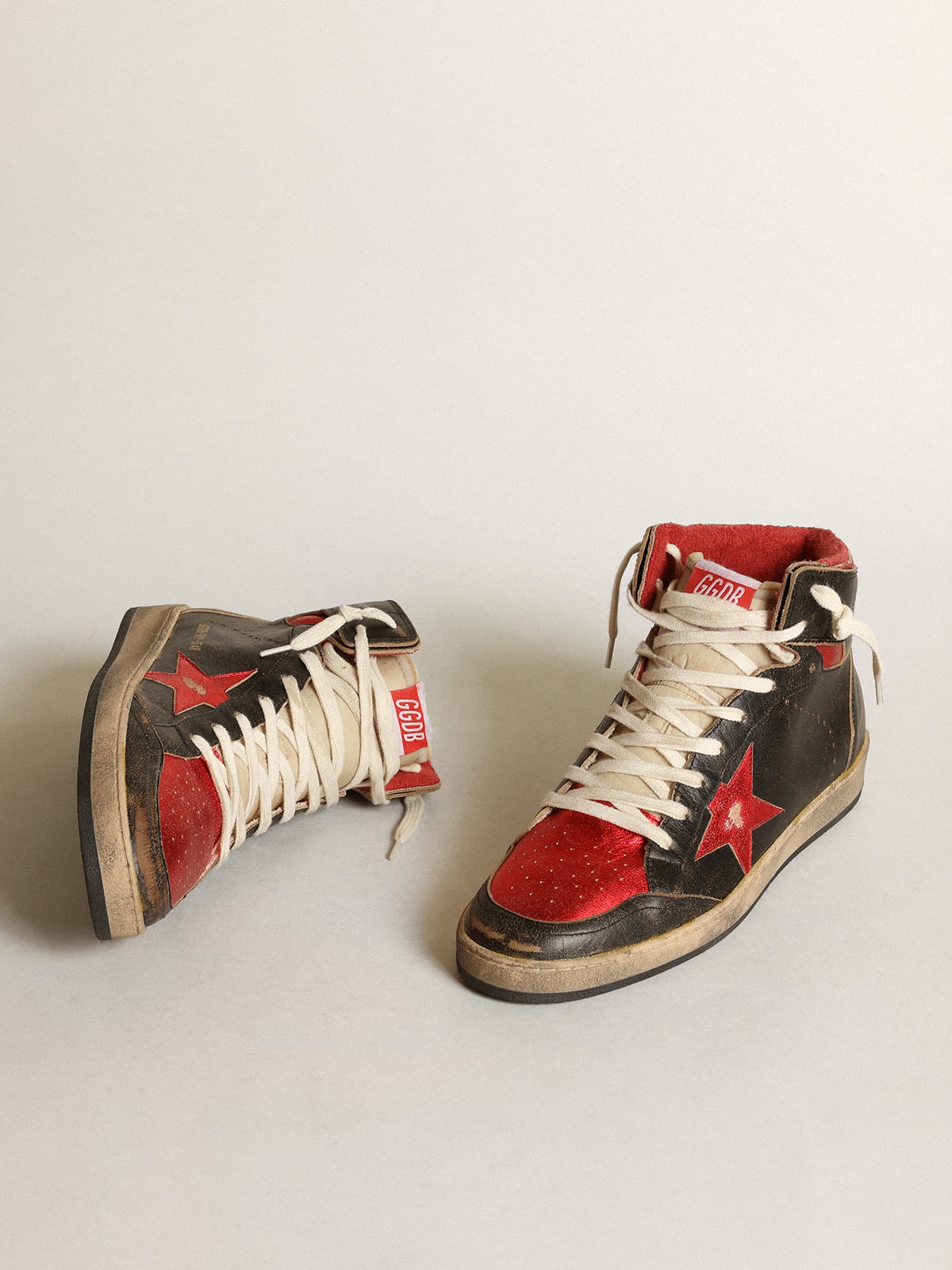 GOLDEN GOOSE ランニンクソルレスアッフスニカ 【関税込】 Golden Goose Men's Sky-Star in glossy black leather with red