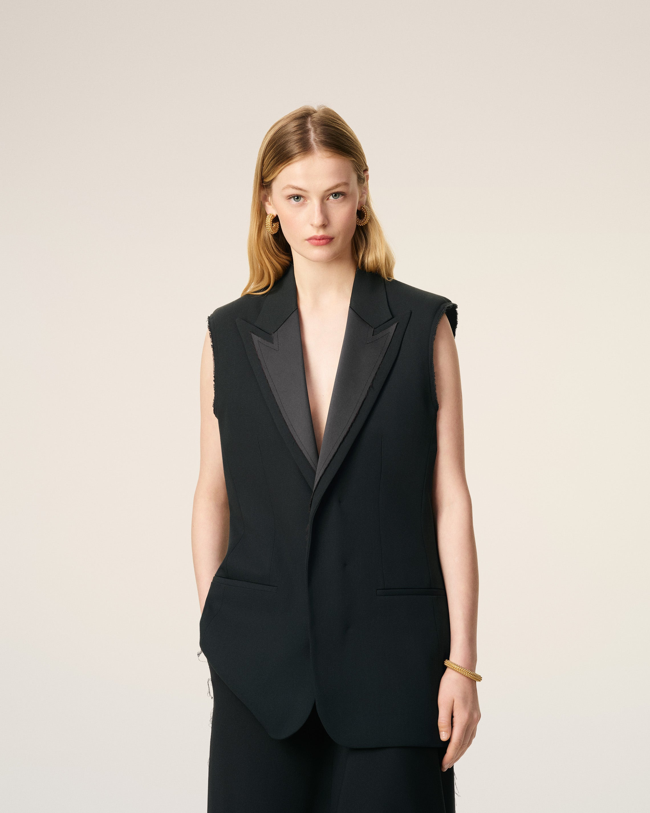 BLACK WOOL SLEEVELESS SMOCKING JACKET - 3