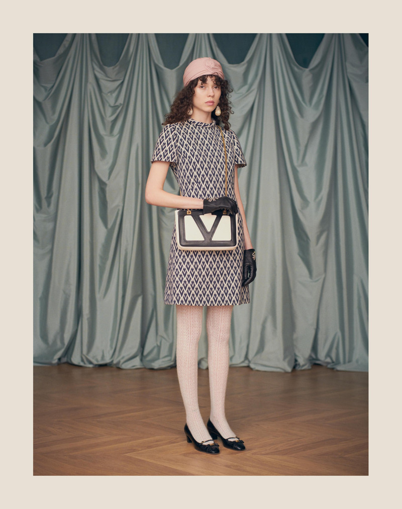 SHORT DRESS IN TOUTE LA V JACQUARD 11